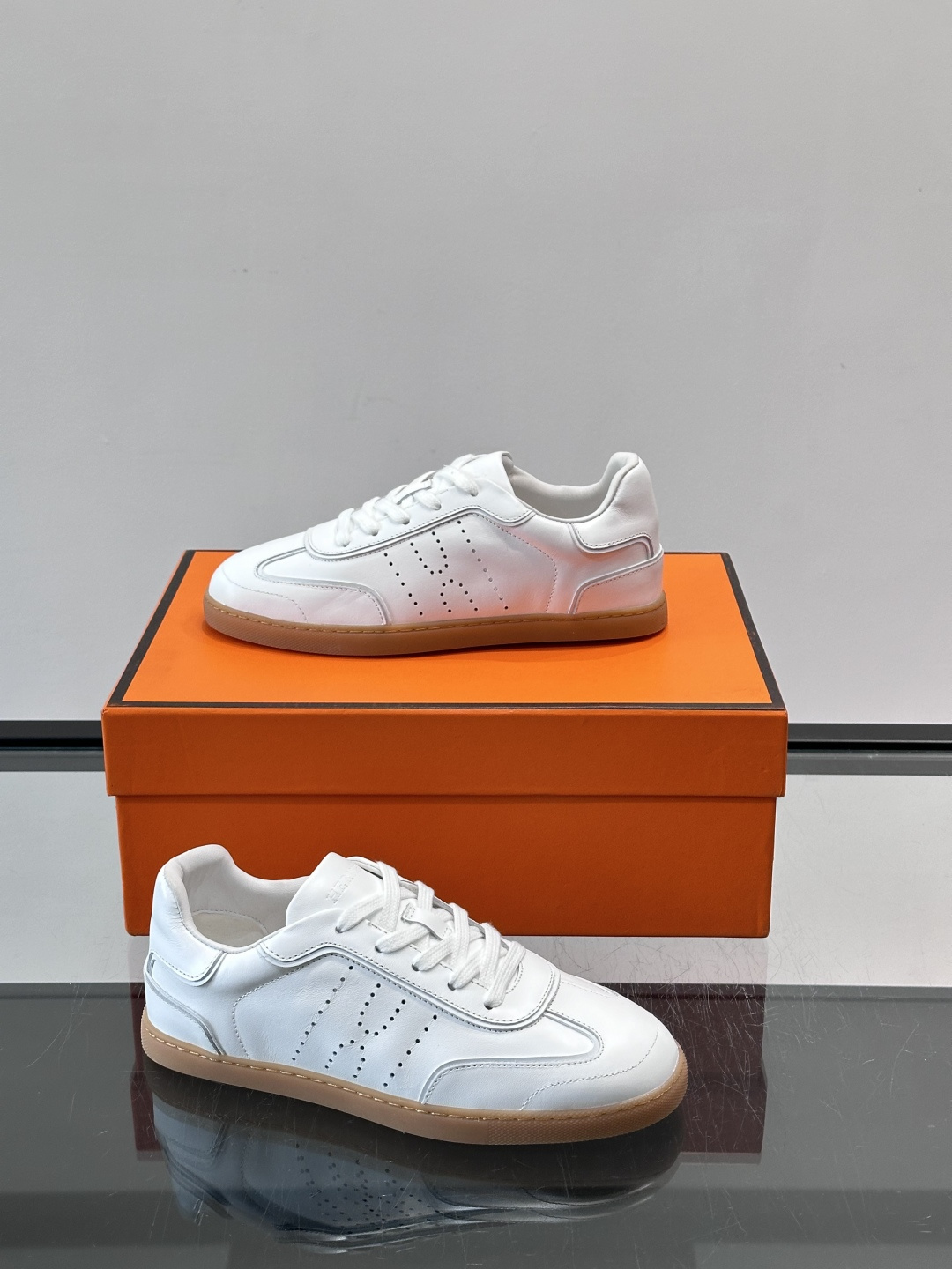 H爱马仕德训板鞋采用拼接设计，真皮+麂皮材质，质感细腻又耐用✨。白色橡胶鞋底，抓地力和舒适度都很棒，日常