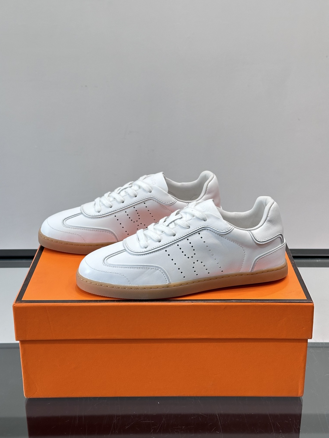 H爱马仕德训板鞋采用拼接设计，真皮+麂皮材质，质感细腻又耐用✨。白色橡胶鞋底，抓地力和舒适度都很棒，日常