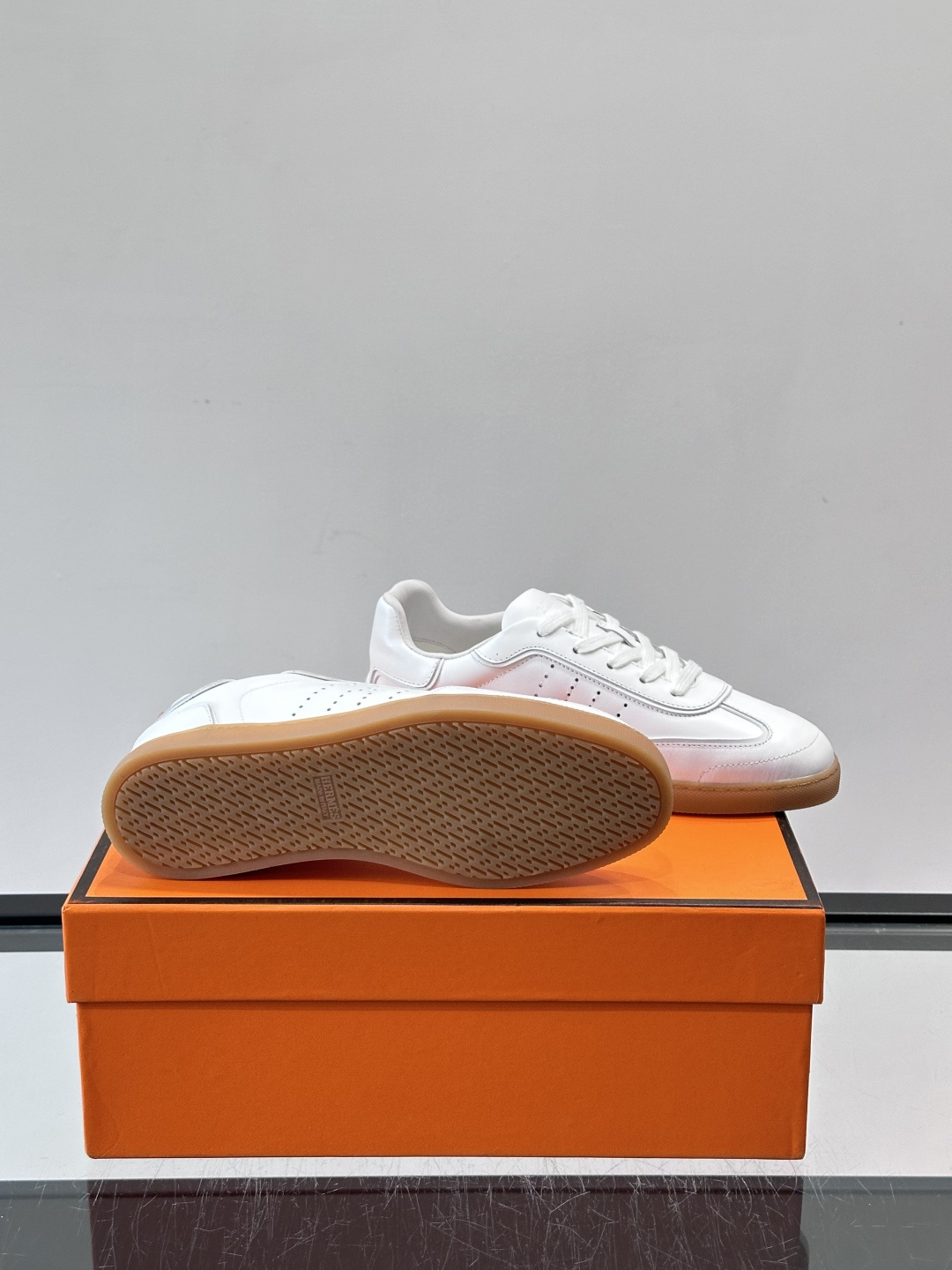 H爱马仕德训板鞋采用拼接设计，真皮+麂皮材质，质感细腻又耐用✨。白色橡胶鞋底，抓地力和舒适度都很棒，日常