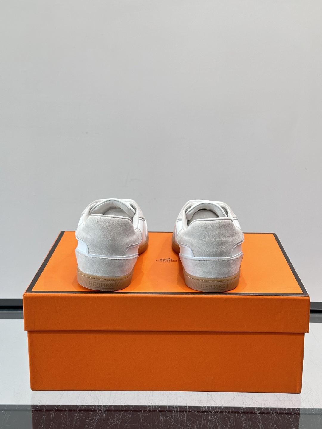 H爱马仕德训板鞋采用拼接设计，真皮+麂皮材质，质感细腻又耐用✨。白色橡胶鞋底，抓地力和舒适度都很棒，日常