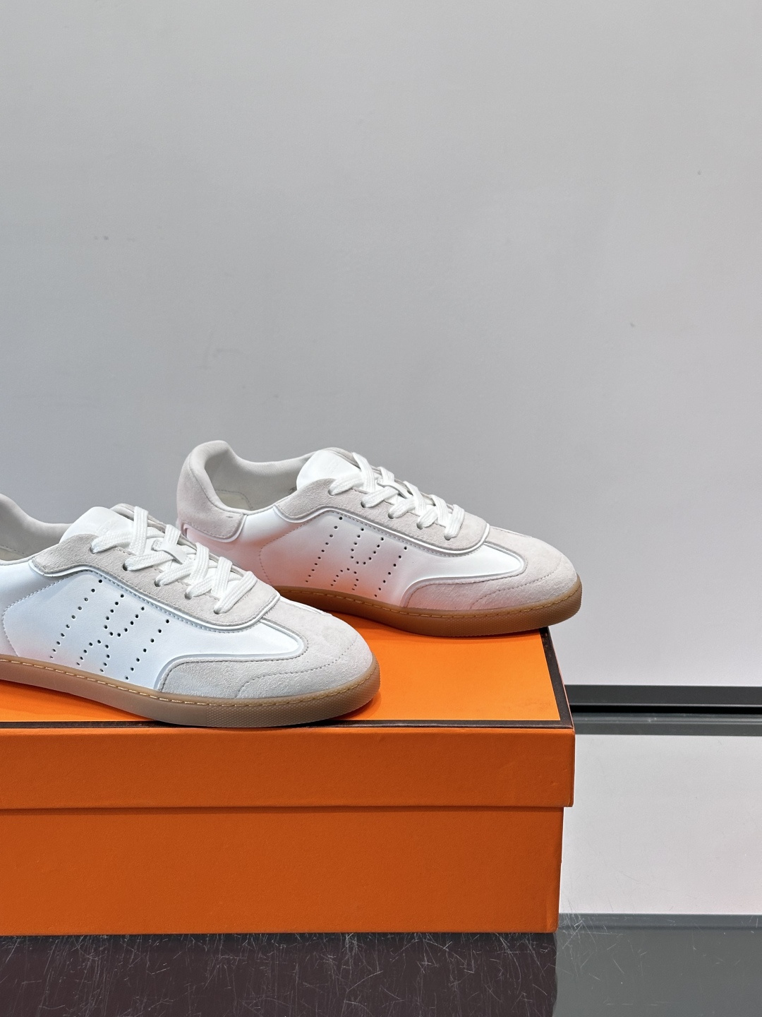 H爱马仕德训板鞋采用拼接设计，真皮+麂皮材质，质感细腻又耐用✨。白色橡胶鞋底，抓地力和舒适度都很棒，日常