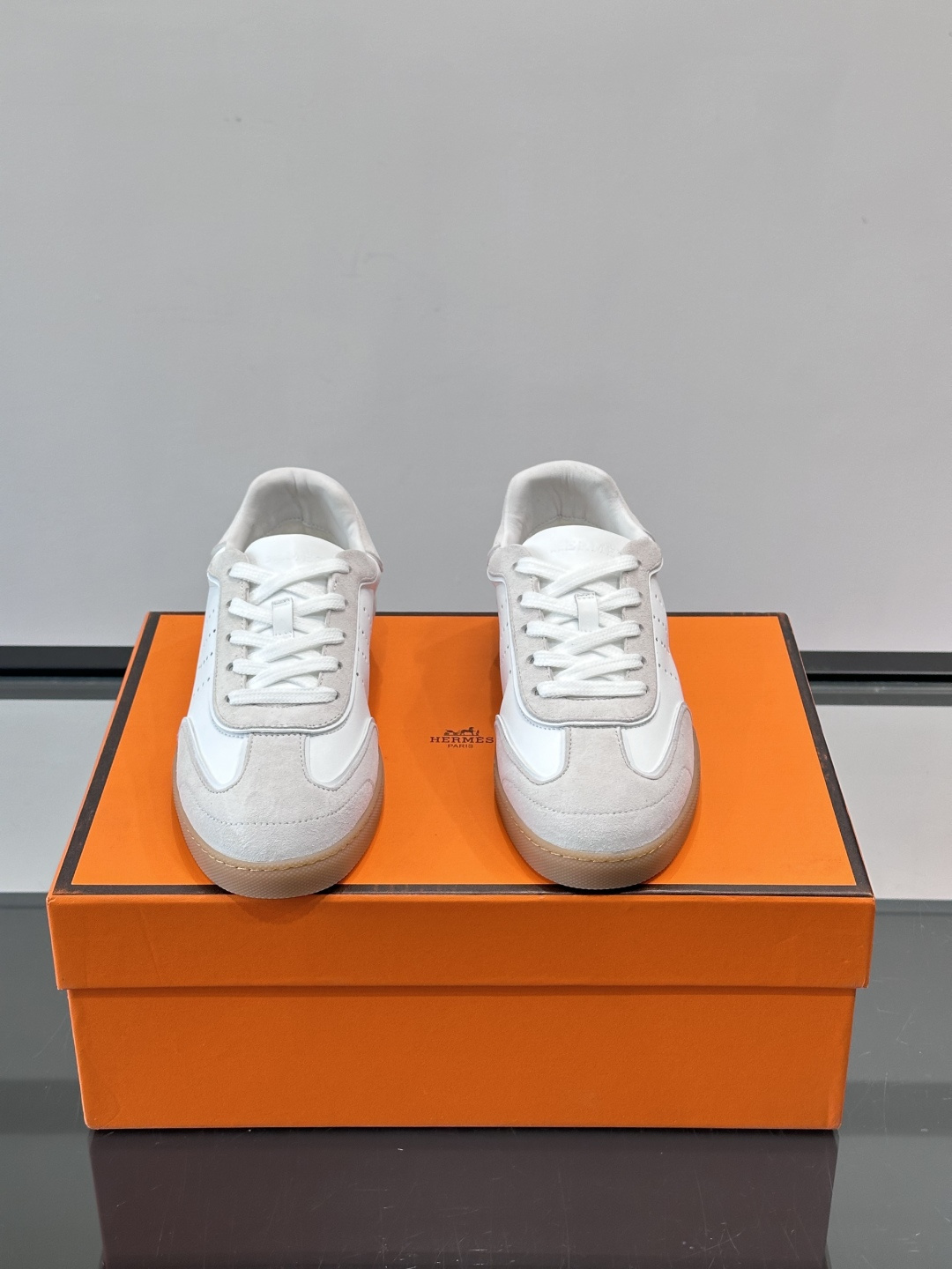 H爱马仕德训板鞋采用拼接设计，真皮+麂皮材质，质感细腻又耐用✨。白色橡胶鞋底，抓地力和舒适度都很棒，日常