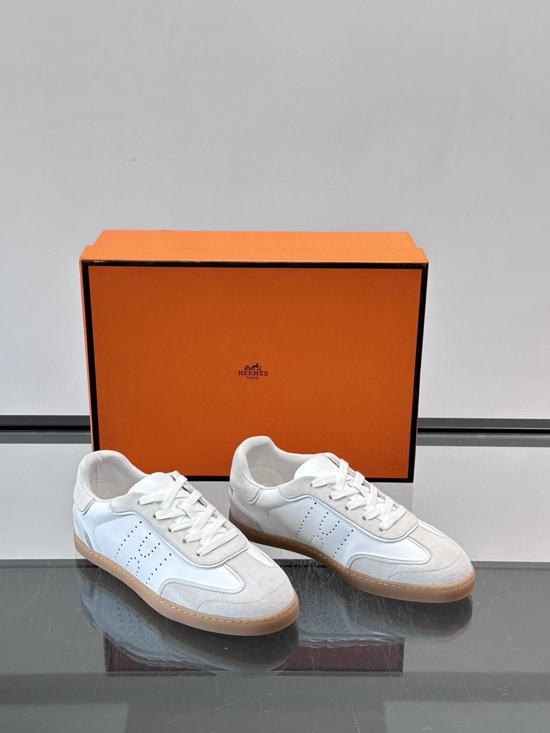 H爱马仕德训板鞋采用拼接设计，真皮+麂皮材质，质感细腻又耐用✨。白色橡胶鞋底，抓地力和舒适度都很棒，日常