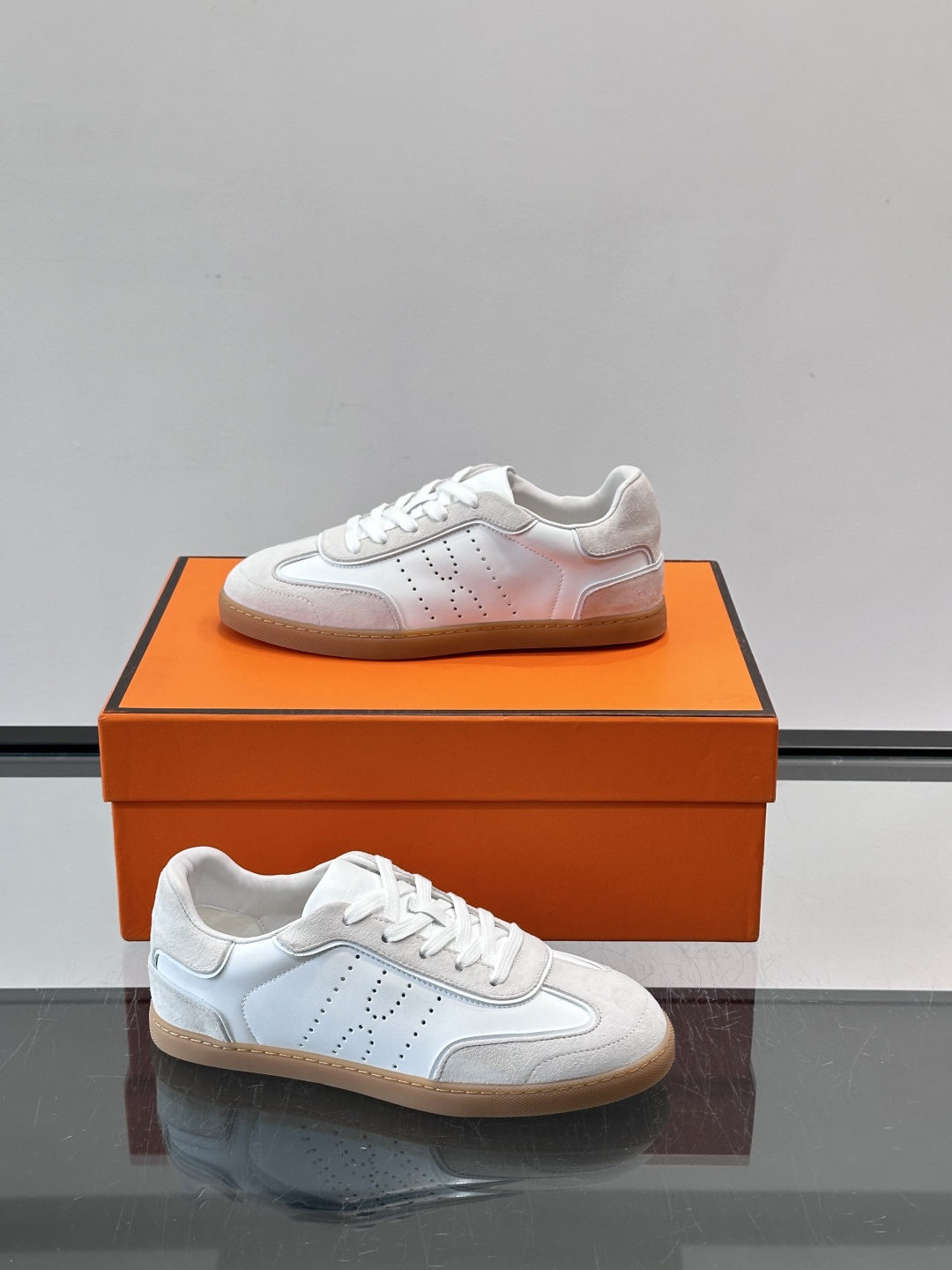 H爱马仕德训板鞋采用拼接设计，真皮+麂皮材质，质感细腻又耐用✨。白色橡胶鞋底，抓地力和舒适度都很棒，日常