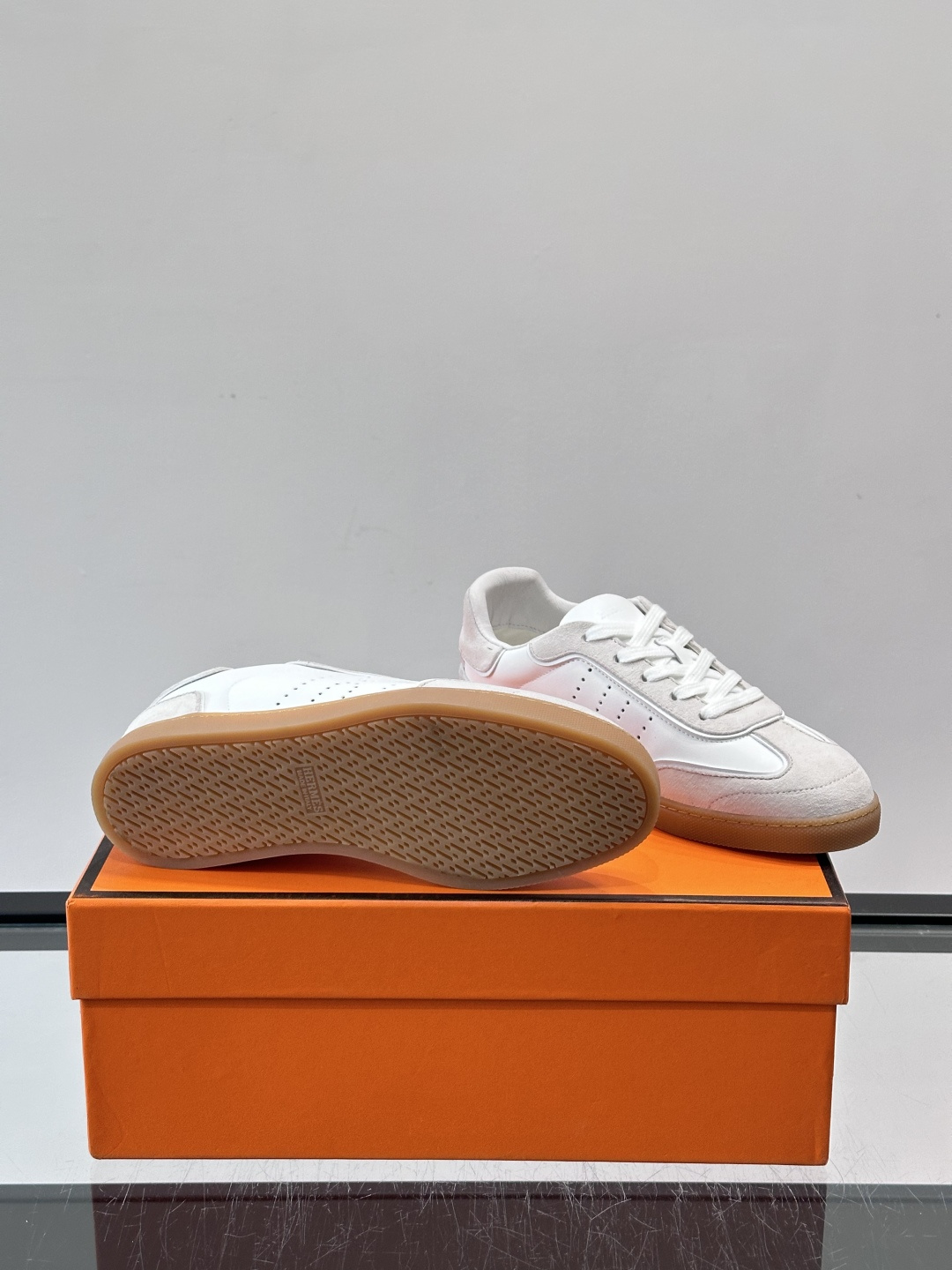 H爱马仕德训板鞋采用拼接设计，真皮+麂皮材质，质感细腻又耐用✨。白色橡胶鞋底，抓地力和舒适度都很棒，日常