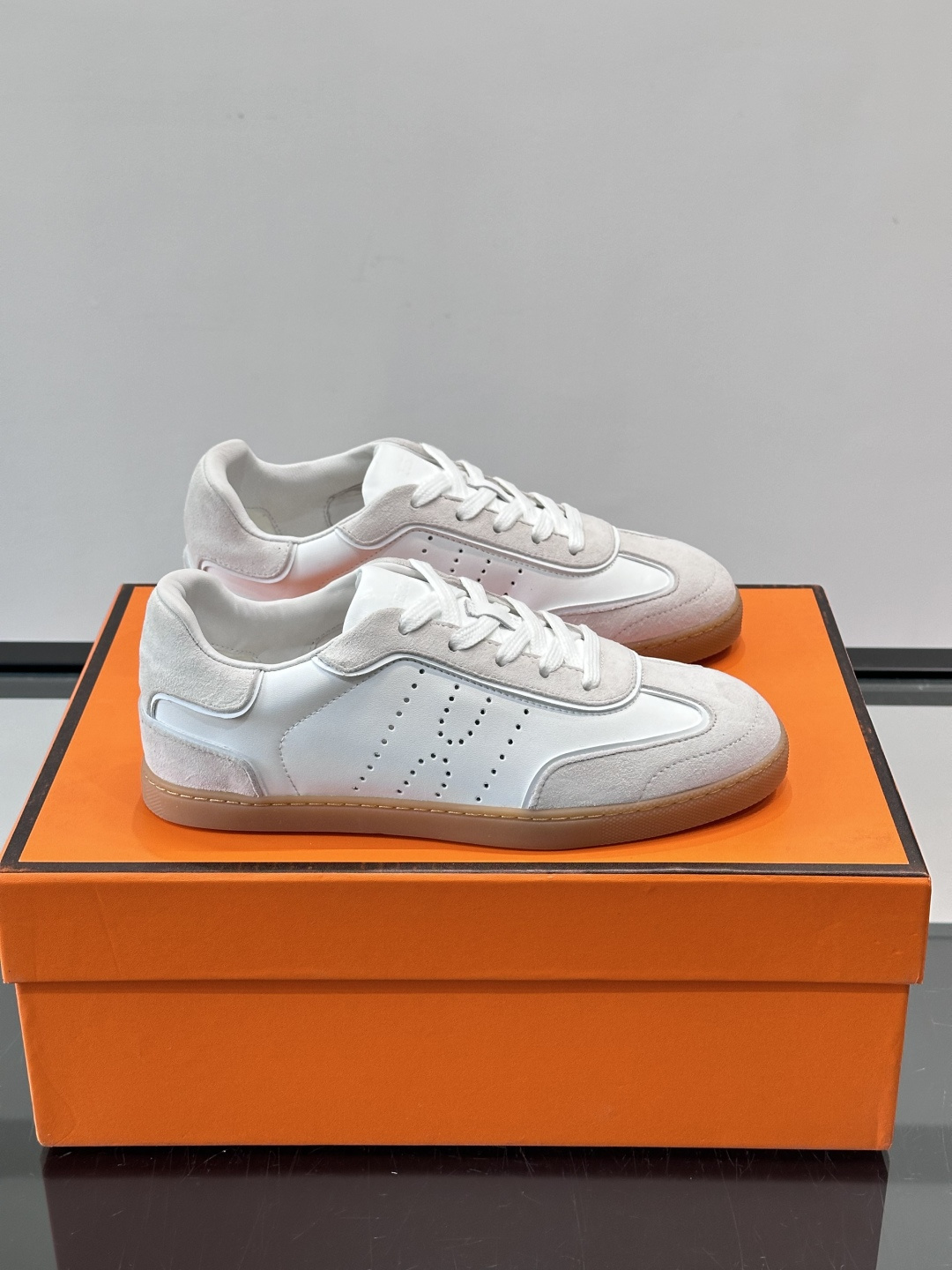 H爱马仕德训板鞋采用拼接设计，真皮+麂皮材质，质感细腻又耐用✨。白色橡胶鞋底，抓地力和舒适度都很棒，日常