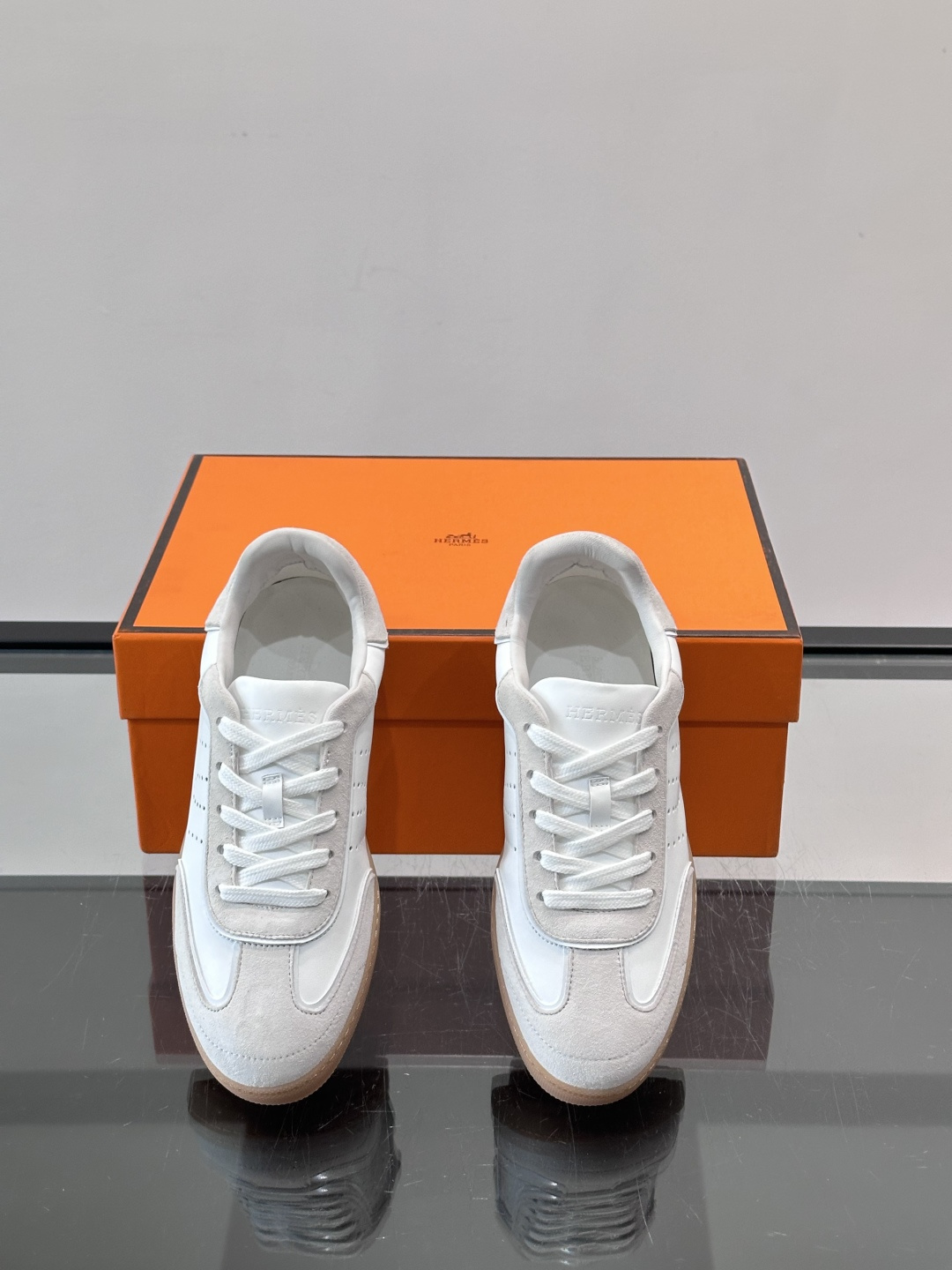 H爱马仕德训板鞋采用拼接设计，真皮+麂皮材质，质感细腻又耐用✨。白色橡胶鞋底，抓地力和舒适度都很棒，日常