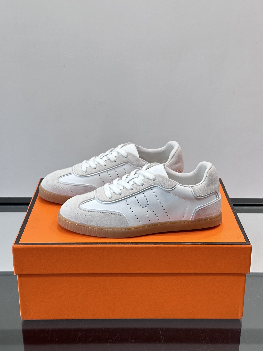 H爱马仕德训板鞋采用拼接设计，真皮+麂皮材质，质感细腻又耐用✨。白色橡胶鞋底，抓地力和舒适度都很棒，日常