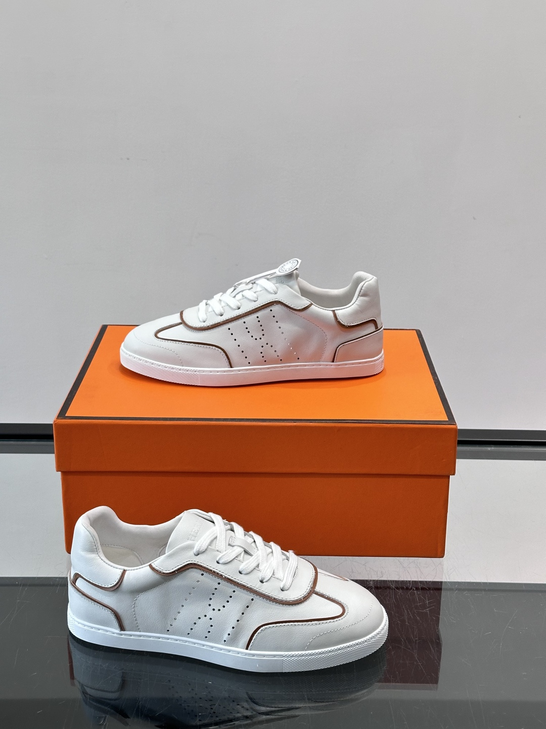 H爱马仕德训板鞋采用拼接设计，真皮+麂皮材质，质感细腻又耐用✨。白色橡胶鞋底，抓地力和舒适度都很棒，日常