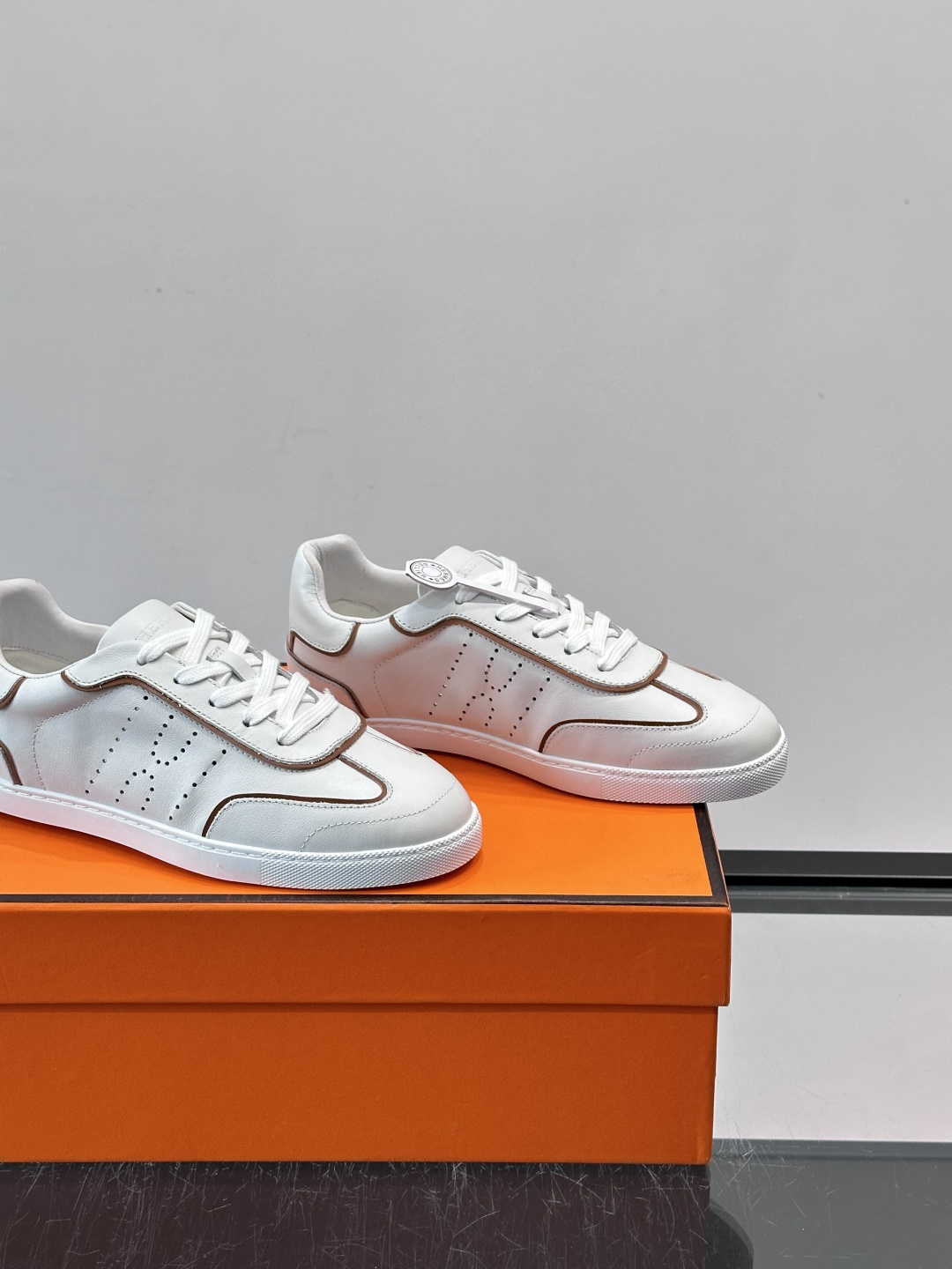 H爱马仕德训板鞋采用拼接设计，真皮+麂皮材质，质感细腻又耐用✨。白色橡胶鞋底，抓地力和舒适度都很棒，日常