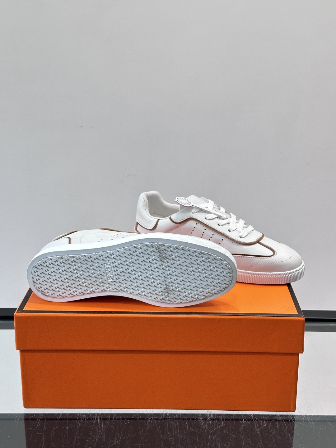 H爱马仕德训板鞋采用拼接设计，真皮+麂皮材质，质感细腻又耐用✨。白色橡胶鞋底，抓地力和舒适度都很棒，日常