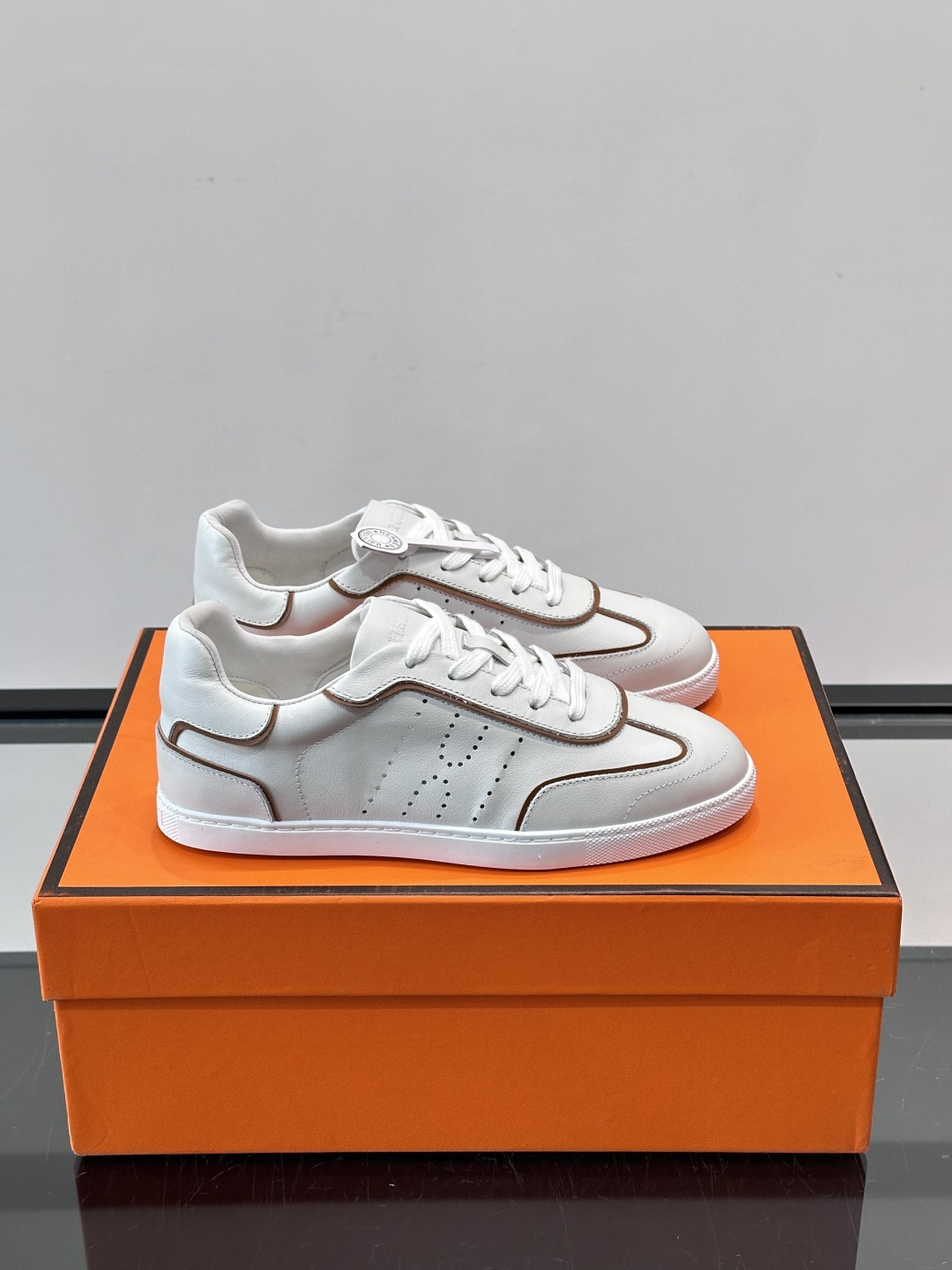 H爱马仕德训板鞋采用拼接设计，真皮+麂皮材质，质感细腻又耐用✨。白色橡胶鞋底，抓地力和舒适度都很棒，日常