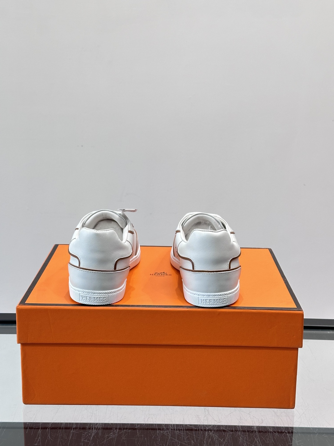 H爱马仕德训板鞋采用拼接设计，真皮+麂皮材质，质感细腻又耐用✨。白色橡胶鞋底，抓地力和舒适度都很棒，日常
