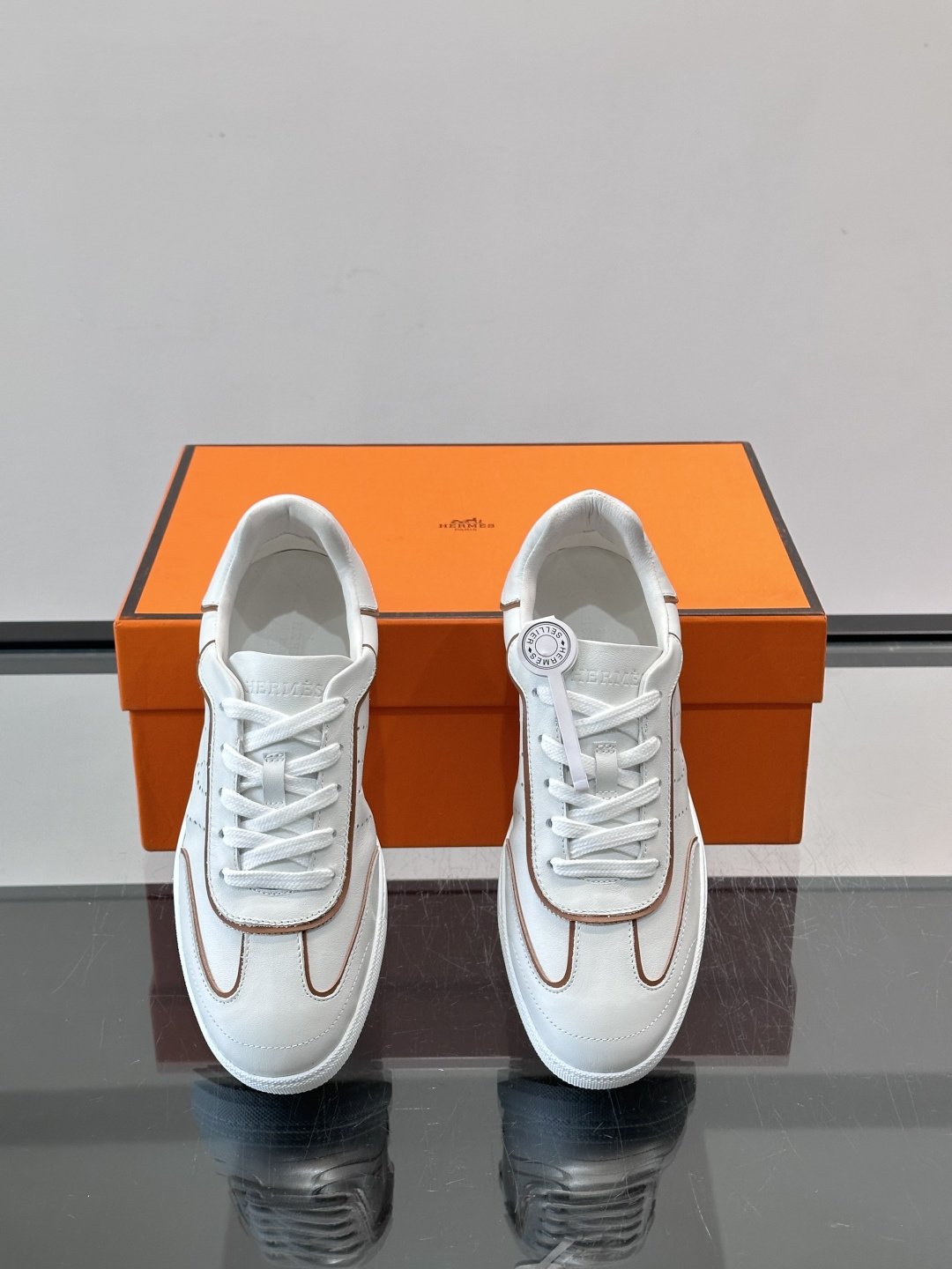 H爱马仕德训板鞋采用拼接设计，真皮+麂皮材质，质感细腻又耐用✨。白色橡胶鞋底，抓地力和舒适度都很棒，日常