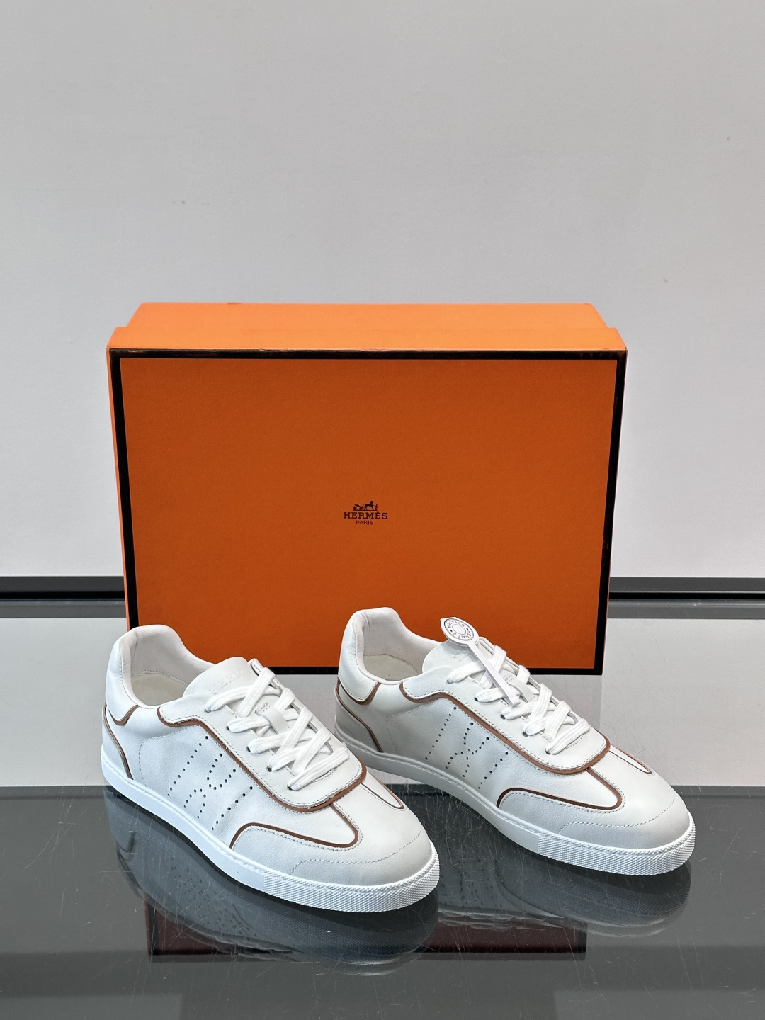 H爱马仕德训板鞋采用拼接设计，真皮+麂皮材质，质感细腻又耐用✨。白色橡胶鞋底，抓地力和舒适度都很棒，日常
