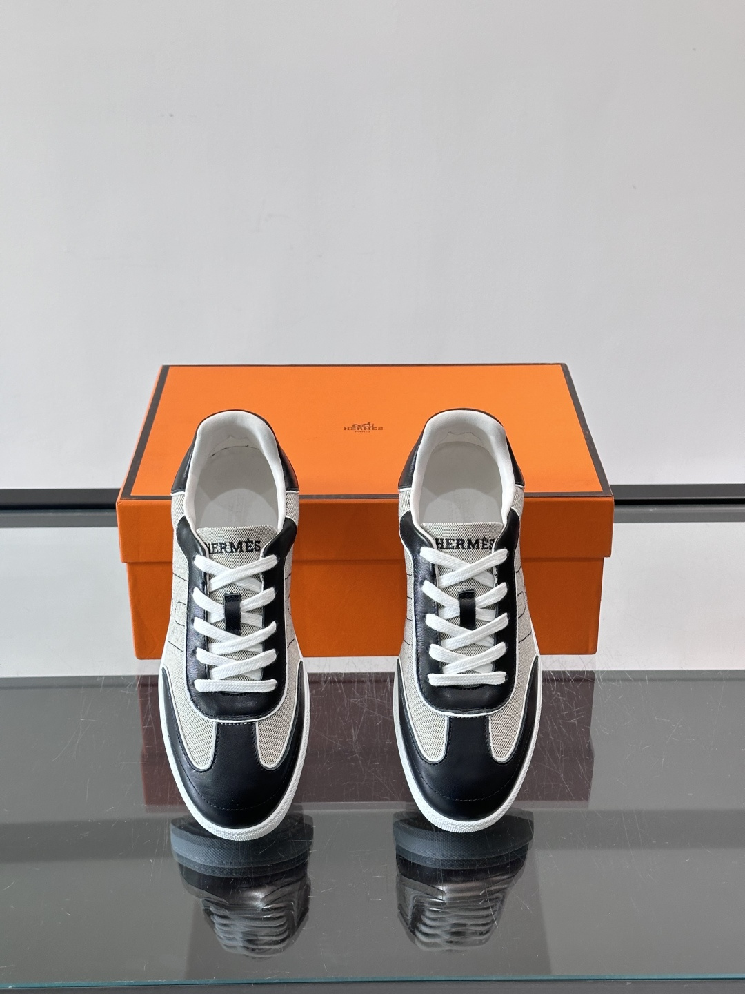 H爱马仕德训板鞋采用拼接设计，真皮+牛仔材质，质感细腻又耐用✨。白色橡胶鞋底，抓地力和舒适度都很棒，日常