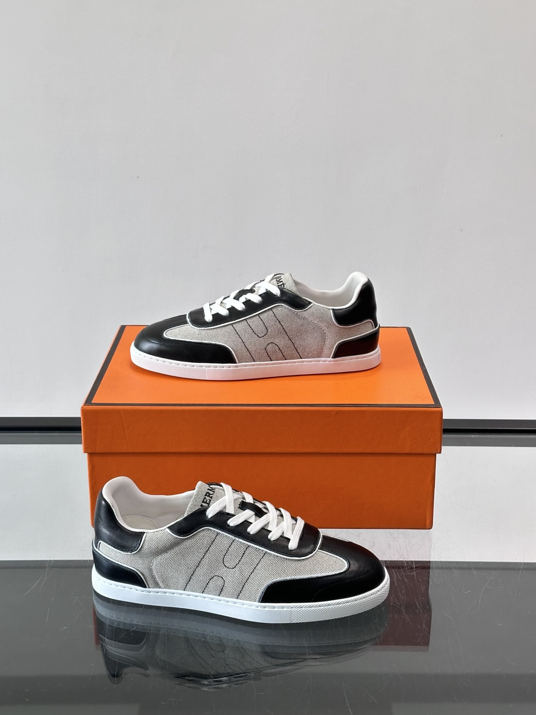 H爱马仕德训板鞋采用拼接设计，真皮+牛仔材质，质感细腻又耐用✨。白色橡胶鞋底，抓地力和舒适度都很棒，日常