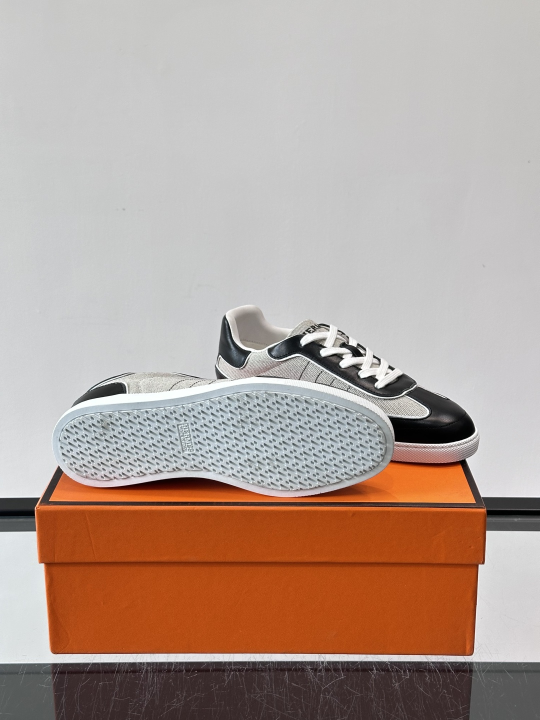 H爱马仕德训板鞋采用拼接设计，真皮+牛仔材质，质感细腻又耐用✨。白色橡胶鞋底，抓地力和舒适度都很棒，日常