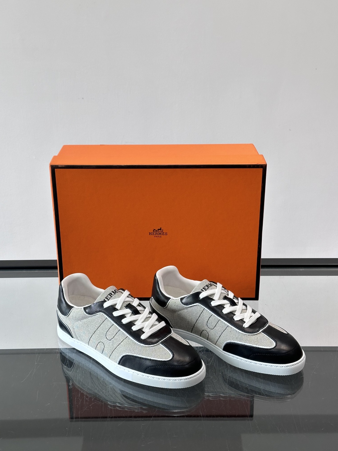 H爱马仕德训板鞋采用拼接设计，真皮+牛仔材质，质感细腻又耐用✨。白色橡胶鞋底，抓地力和舒适度都很棒，日常