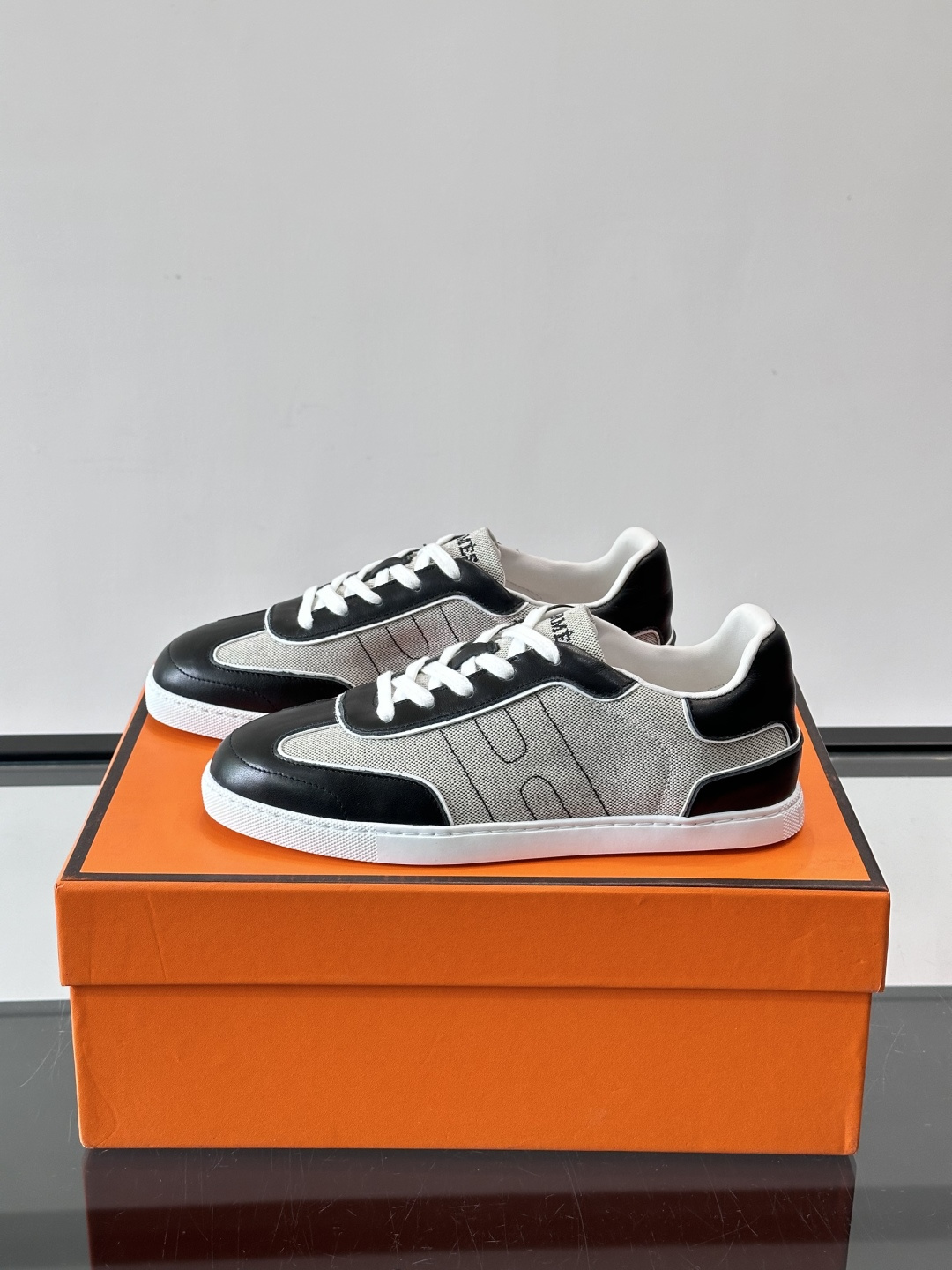 H爱马仕德训板鞋采用拼接设计，真皮+牛仔材质，质感细腻又耐用✨。白色橡胶鞋底，抓地力和舒适度都很棒，日常