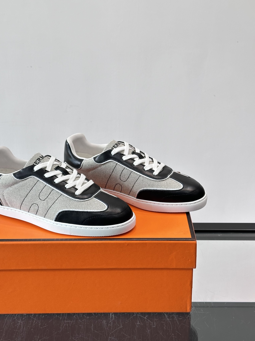 H爱马仕德训板鞋采用拼接设计，真皮+牛仔材质，质感细腻又耐用✨。白色橡胶鞋底，抓地力和舒适度都很棒，日常