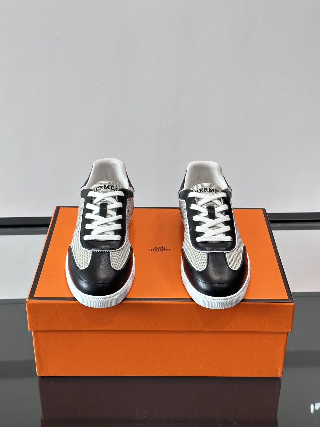 H爱马仕德训板鞋采用拼接设计，真皮+牛仔材质，质感细腻又耐用✨。白色橡胶鞋底，抓地力和舒适度都很棒，日常