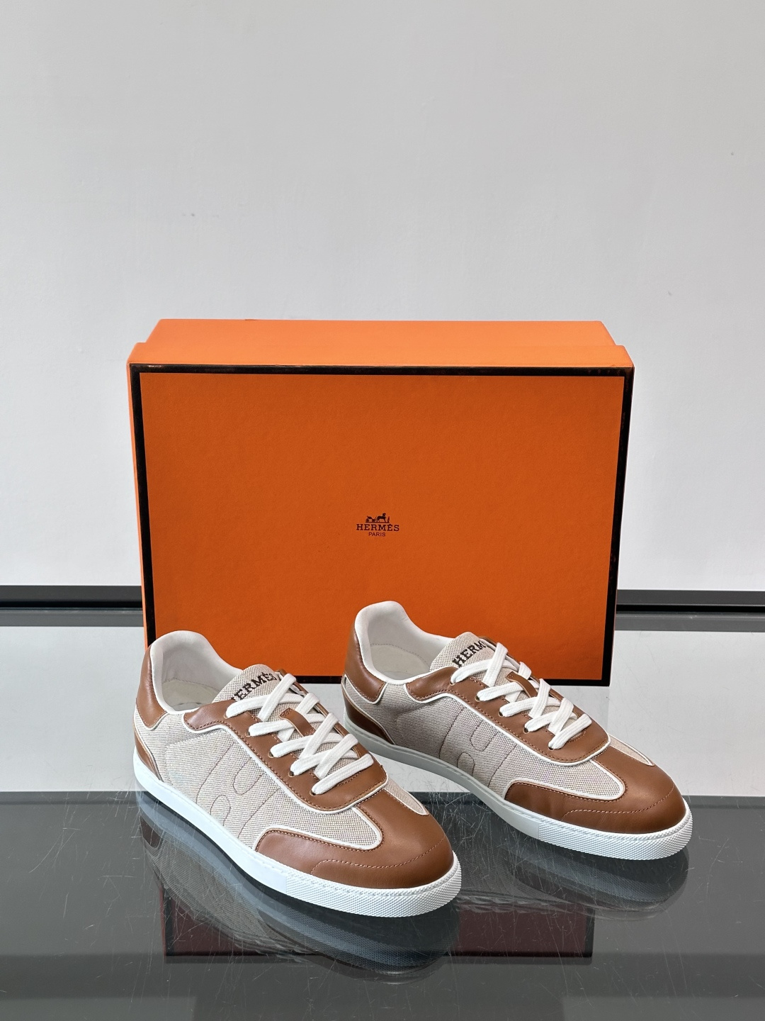 H爱马仕德训板鞋采用拼接设计，真皮+牛仔材质，质感细腻又耐用✨。白色橡胶鞋底，抓地力和舒适度都很棒，日常