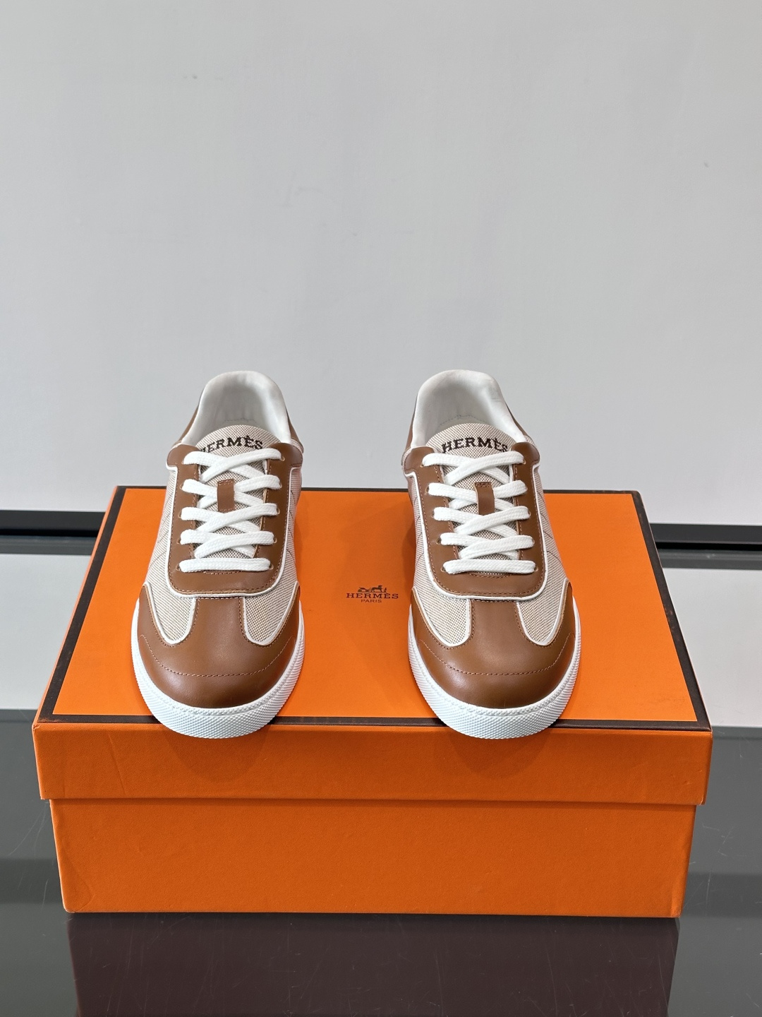 H爱马仕德训板鞋采用拼接设计，真皮+牛仔材质，质感细腻又耐用✨。白色橡胶鞋底，抓地力和舒适度都很棒，日常