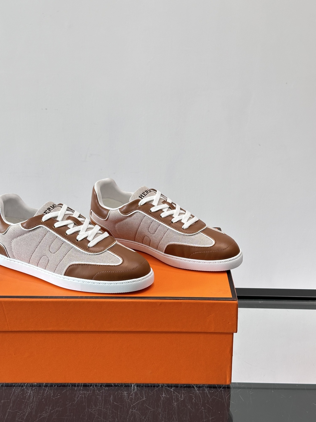 H爱马仕德训板鞋采用拼接设计，真皮+牛仔材质，质感细腻又耐用✨。白色橡胶鞋底，抓地力和舒适度都很棒，日常