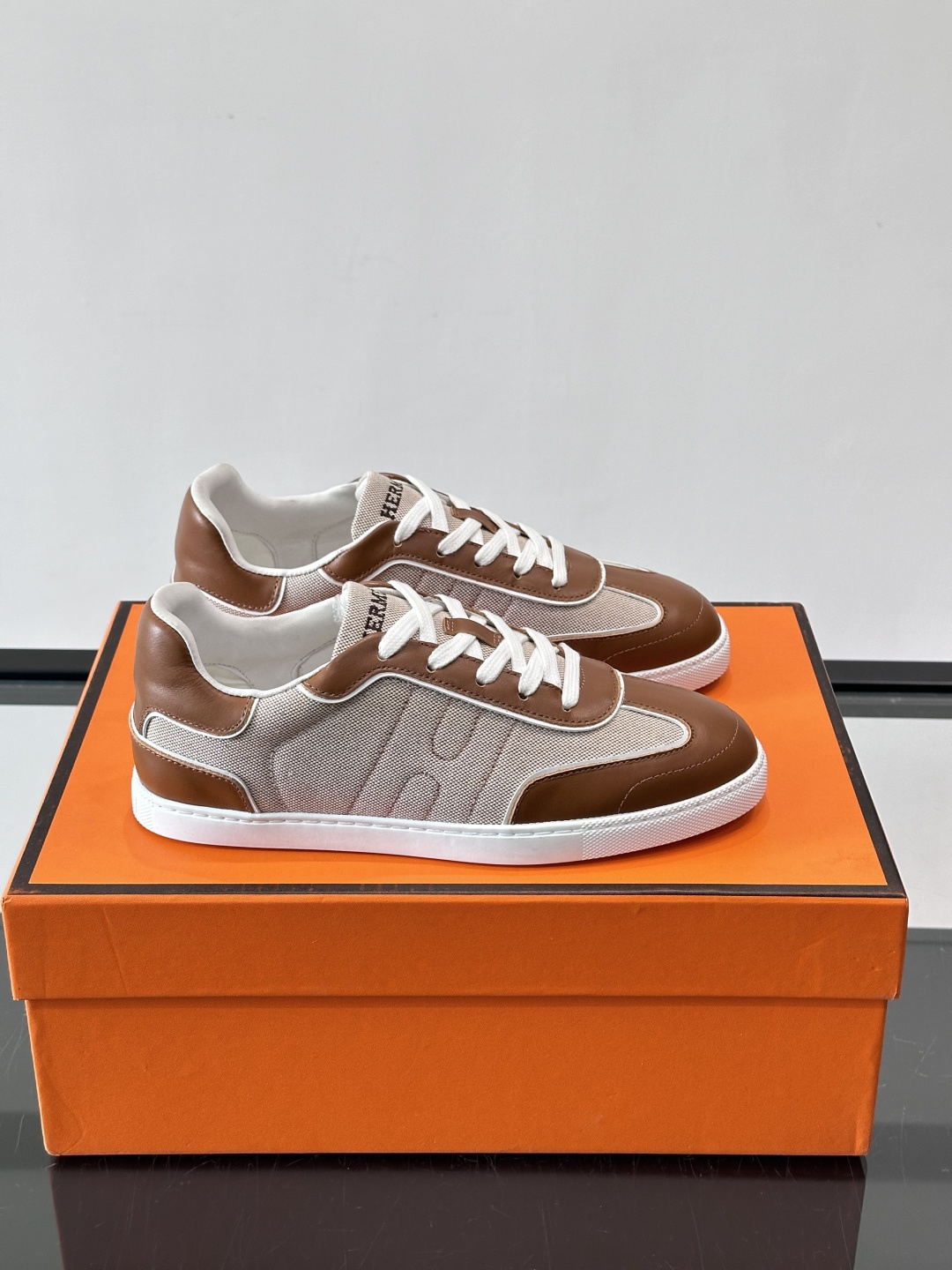 H爱马仕德训板鞋采用拼接设计，真皮+牛仔材质，质感细腻又耐用✨。白色橡胶鞋底，抓地力和舒适度都很棒，日常