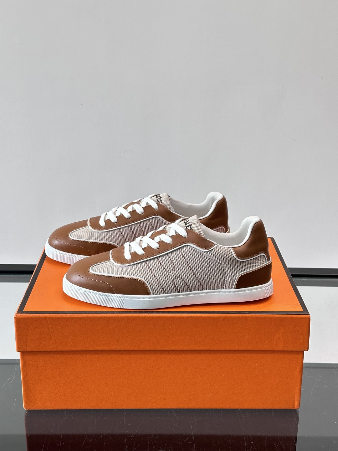 H爱马仕德训板鞋采用拼接设计，真皮+牛仔材质，质感细腻又耐用✨。白色橡胶鞋底，抓地力和舒适度都很棒，日常