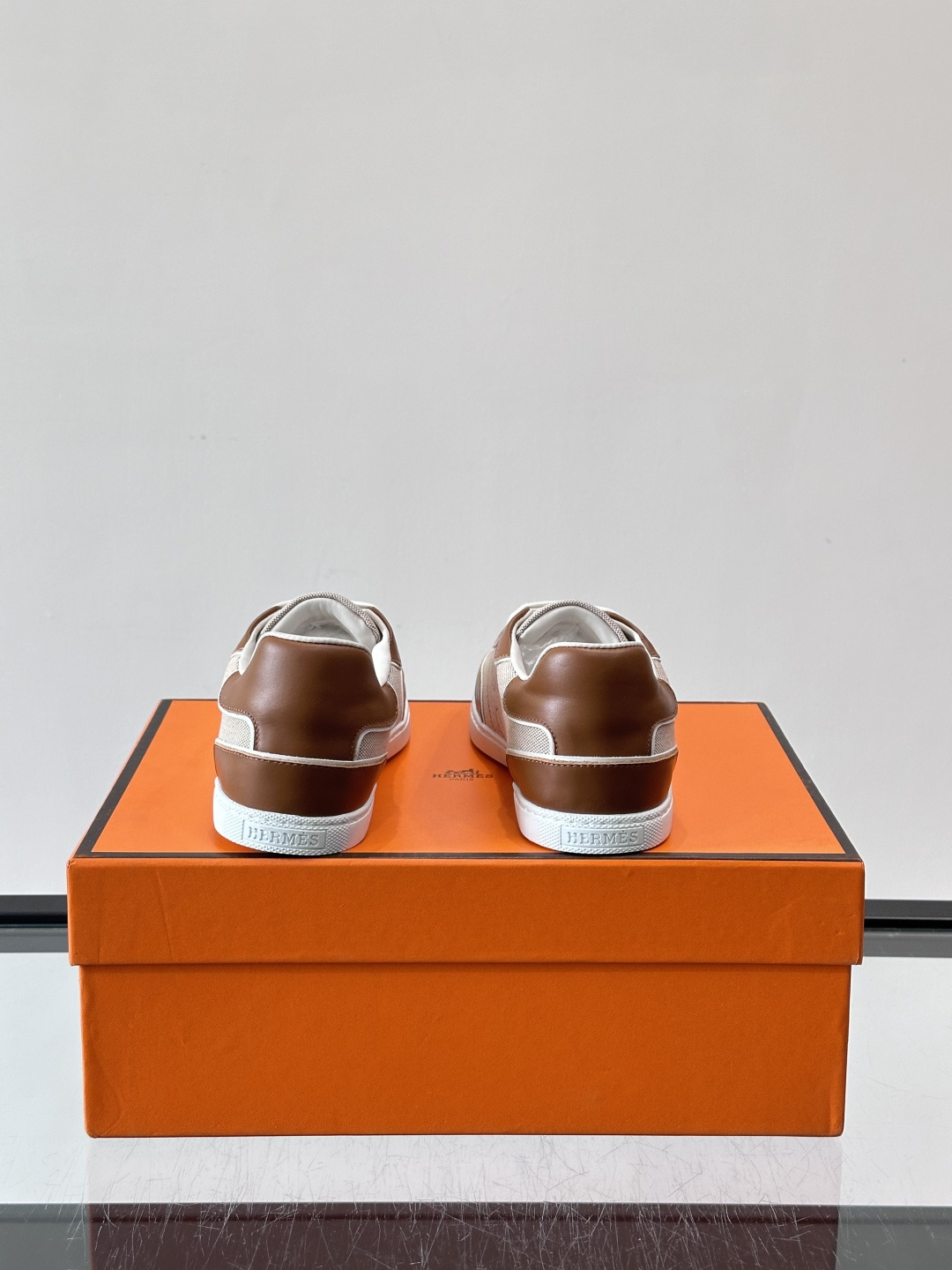 H爱马仕德训板鞋采用拼接设计，真皮+牛仔材质，质感细腻又耐用✨。白色橡胶鞋底，抓地力和舒适度都很棒，日常