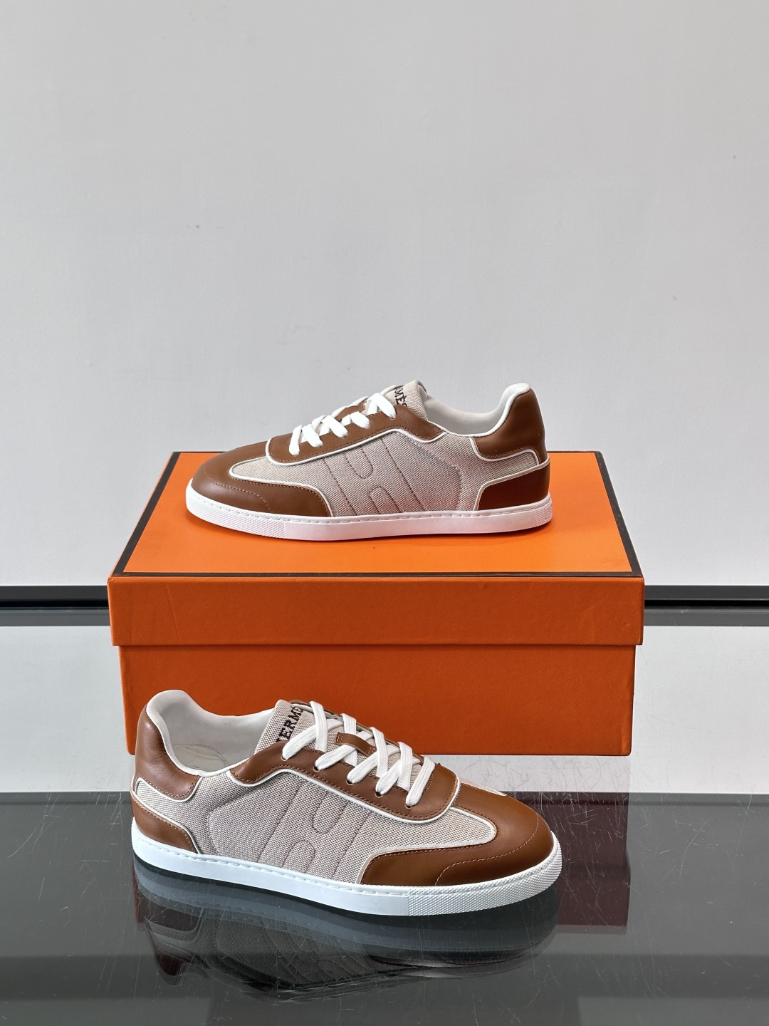 H爱马仕德训板鞋采用拼接设计，真皮+牛仔材质，质感细腻又耐用✨。白色橡胶鞋底，抓地力和舒适度都很棒，日常