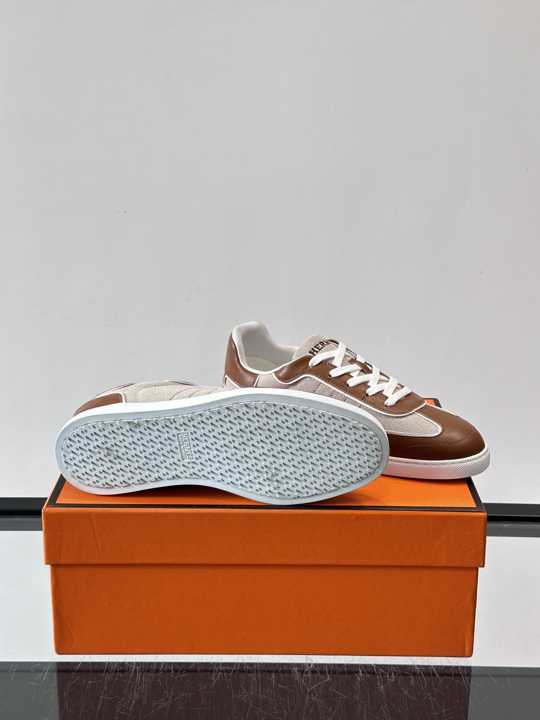 H爱马仕德训板鞋采用拼接设计，真皮+牛仔材质，质感细腻又耐用✨。白色橡胶鞋底，抓地力和舒适度都很棒，日常