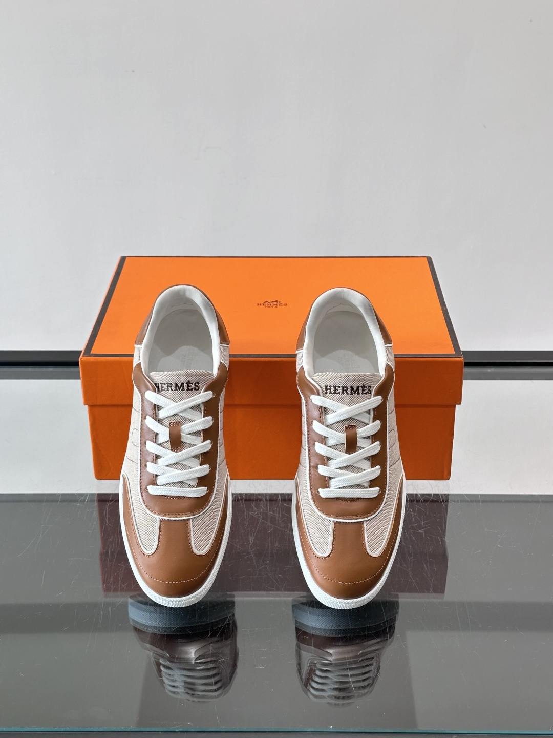 H爱马仕德训板鞋采用拼接设计，真皮+牛仔材质，质感细腻又耐用✨。白色橡胶鞋底，抓地力和舒适度都很棒，日常