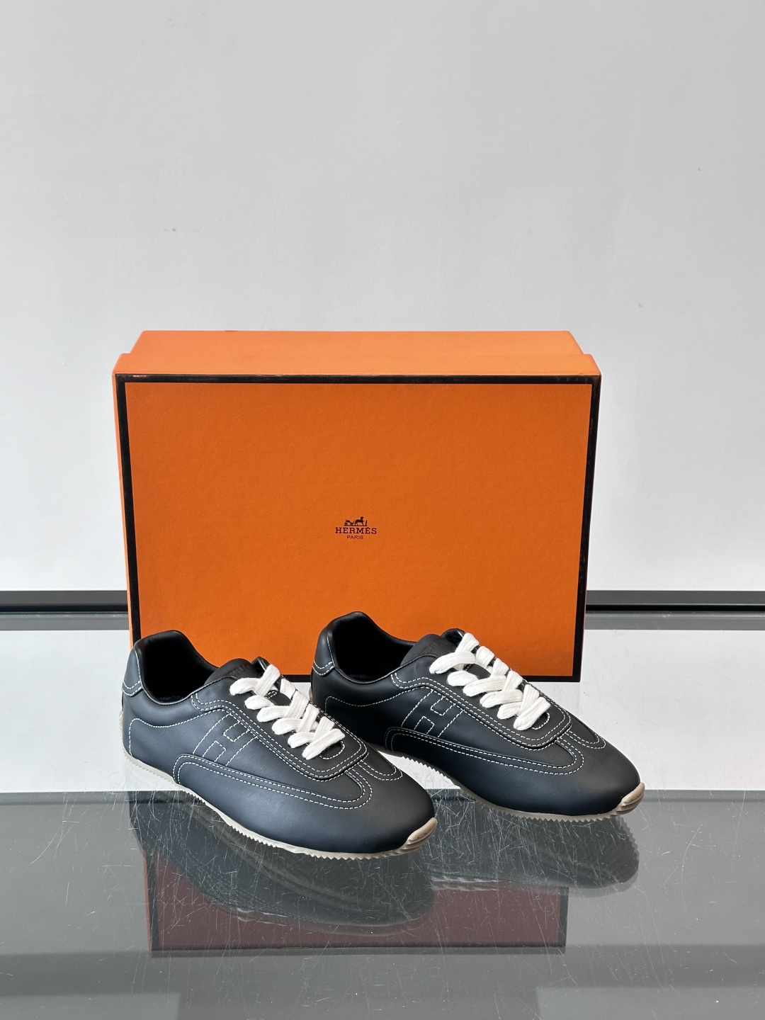 Hermès Master德训鞋，采用柔软小羊皮，质感细腻，穿着超舒适！鞋型修长，线条简约，侧面缝线超有