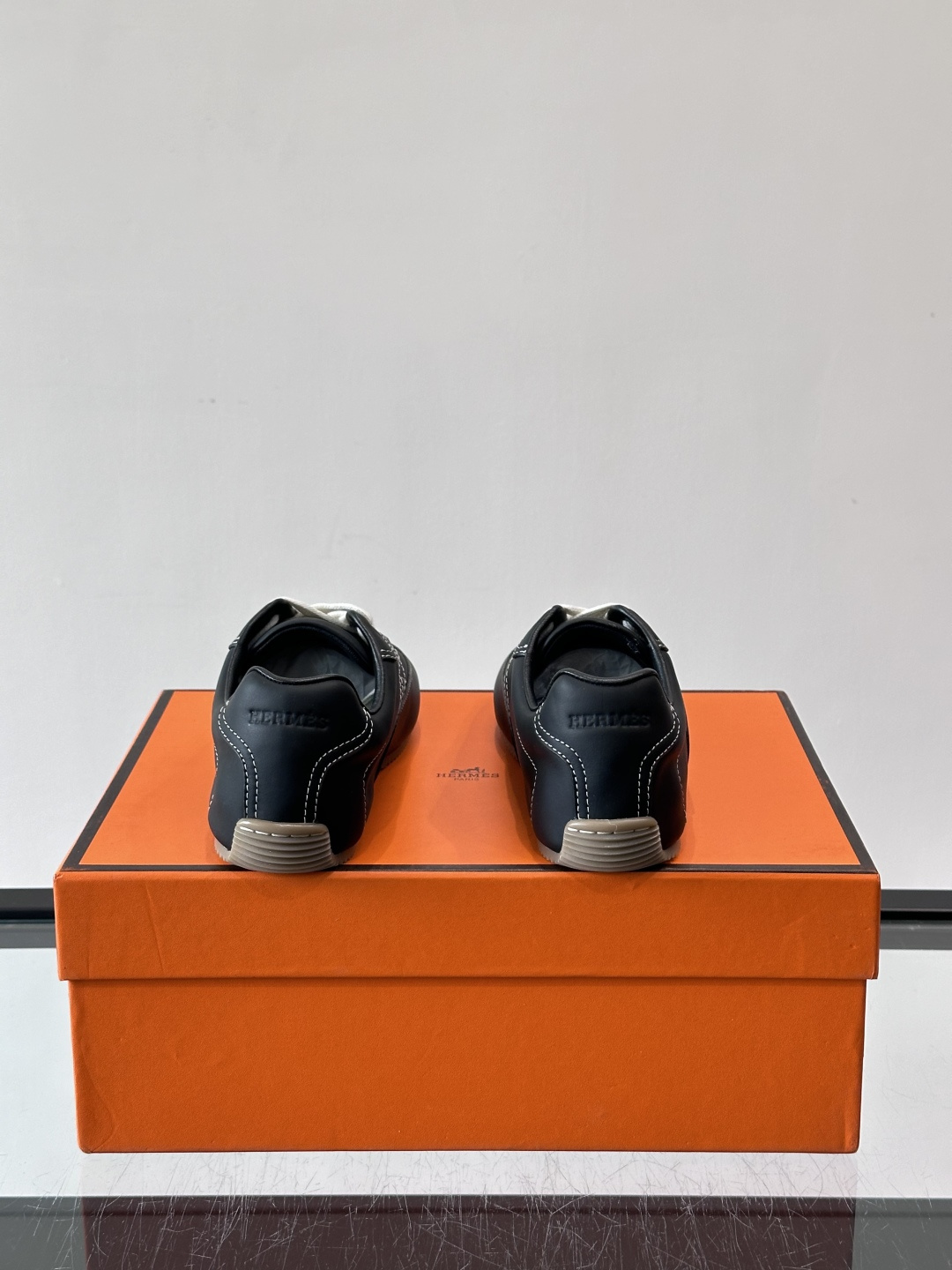 Hermès Master德训鞋，采用柔软小羊皮，质感细腻，穿着超舒适！鞋型修长，线条简约，侧面缝线超有