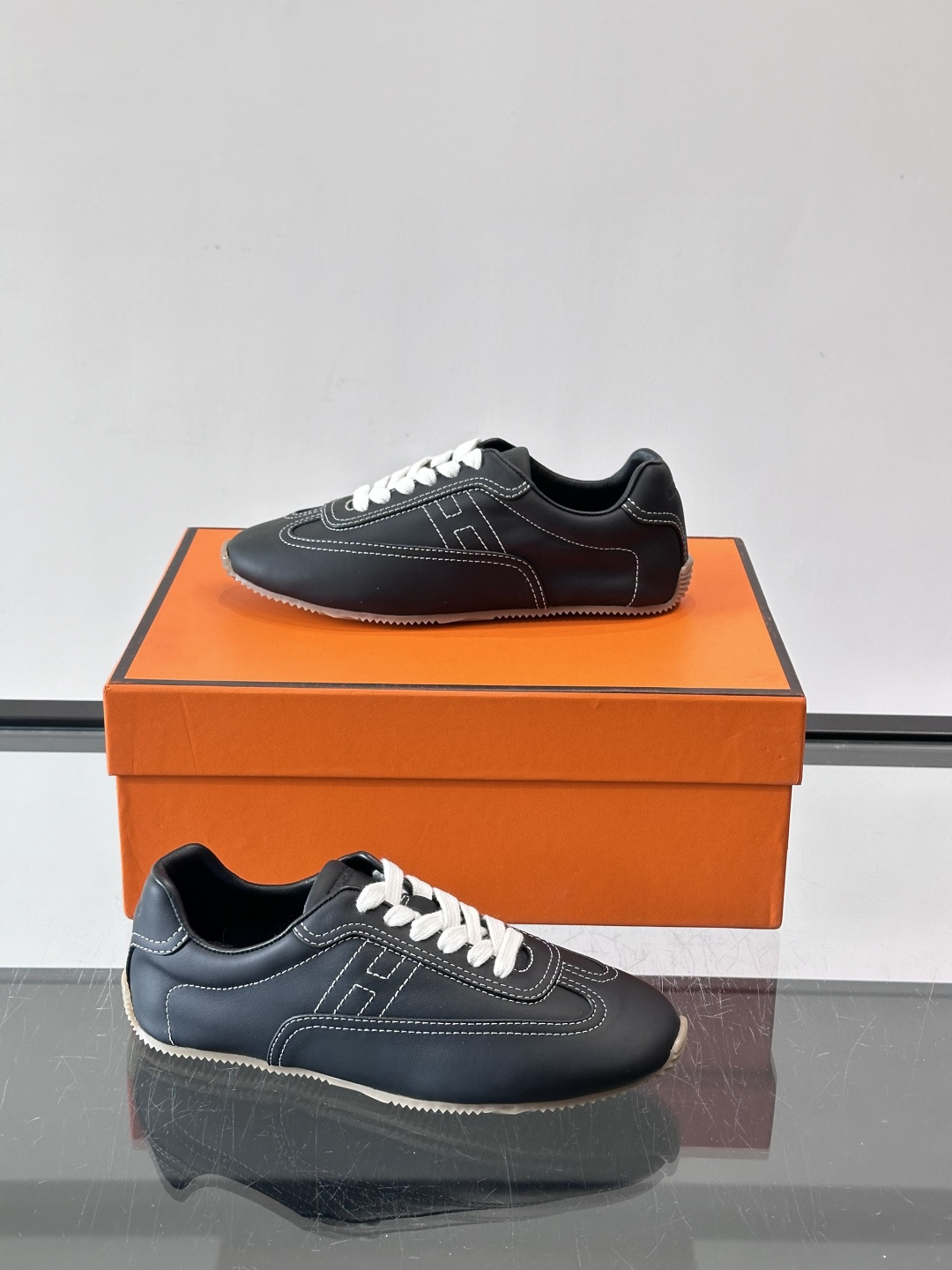 Hermès Master德训鞋，采用柔软小羊皮，质感细腻，穿着超舒适！鞋型修长，线条简约，侧面缝线超有