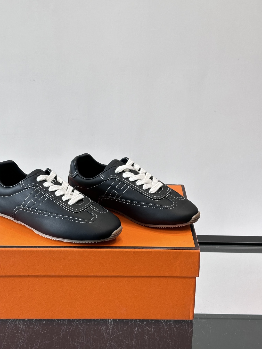 Hermès Master德训鞋，采用柔软小羊皮，质感细腻，穿着超舒适！鞋型修长，线条简约，侧面缝线超有