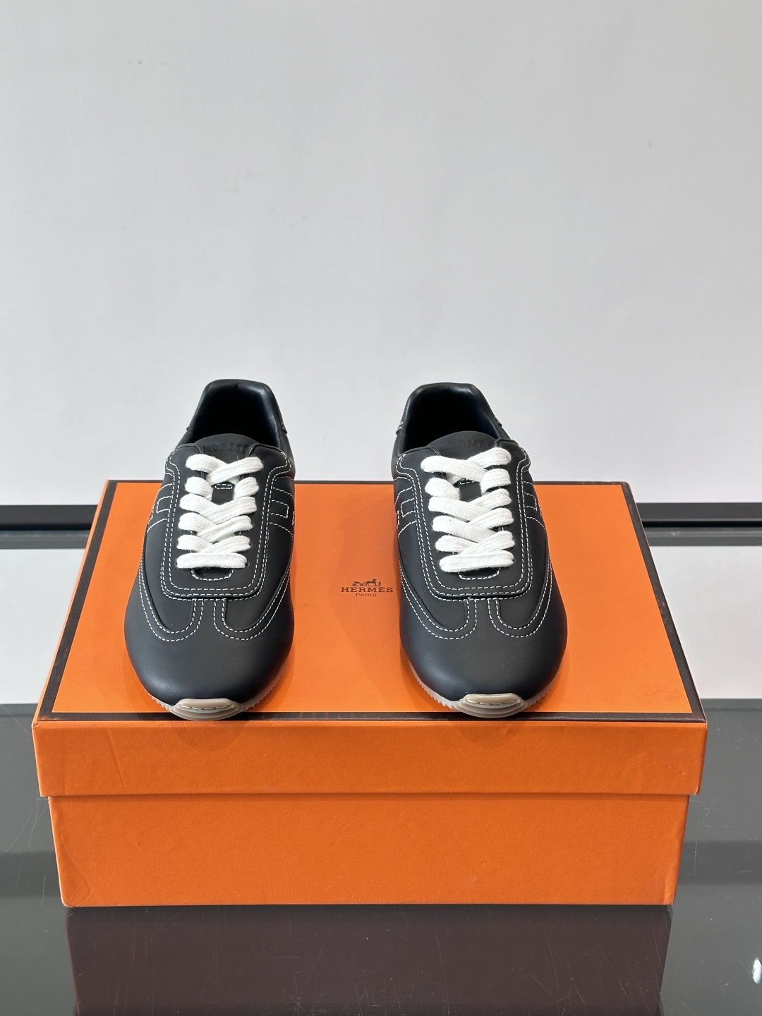Hermès Master德训鞋，采用柔软小羊皮，质感细腻，穿着超舒适！鞋型修长，线条简约，侧面缝线超有