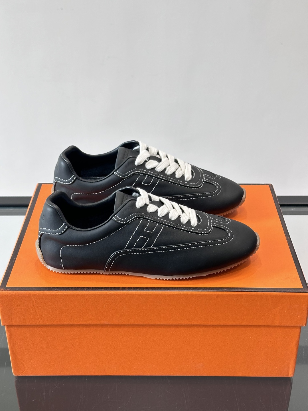 Hermès Master德训鞋，采用柔软小羊皮，质感细腻，穿着超舒适！鞋型修长，线条简约，侧面缝线超有