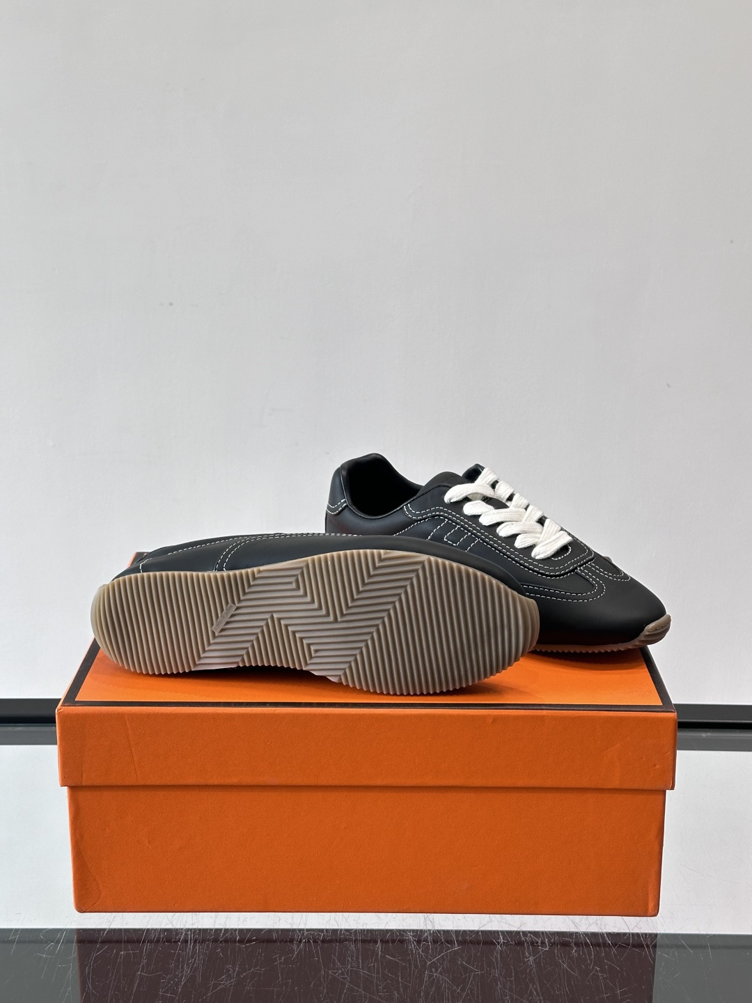 Hermès Master德训鞋，采用柔软小羊皮，质感细腻，穿着超舒适！鞋型修长，线条简约，侧面缝线超有