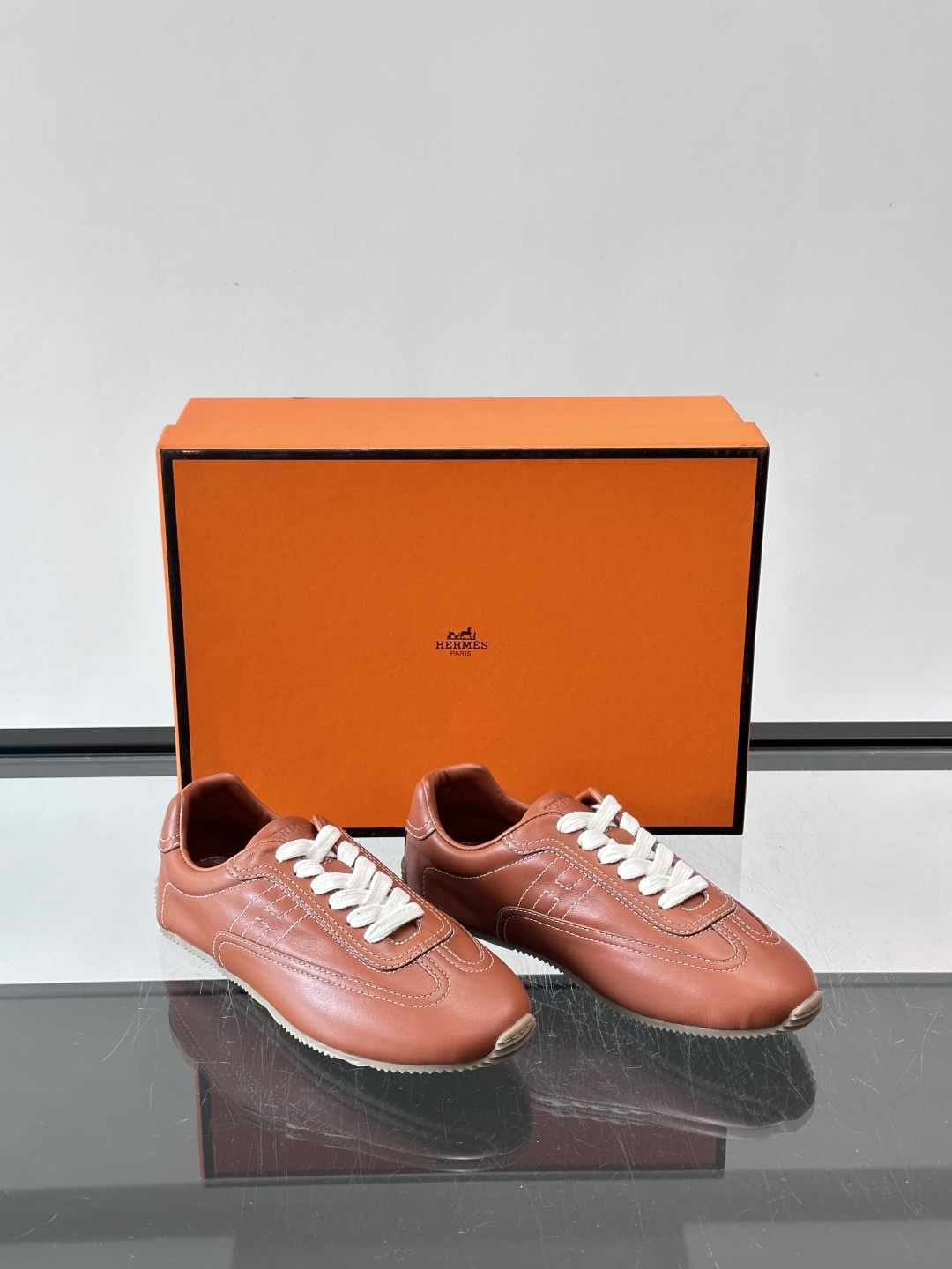 Hermès Master德训鞋，采用柔软小羊皮，质感细腻，穿着超舒适！鞋型修长，线条简约，侧面缝线超有