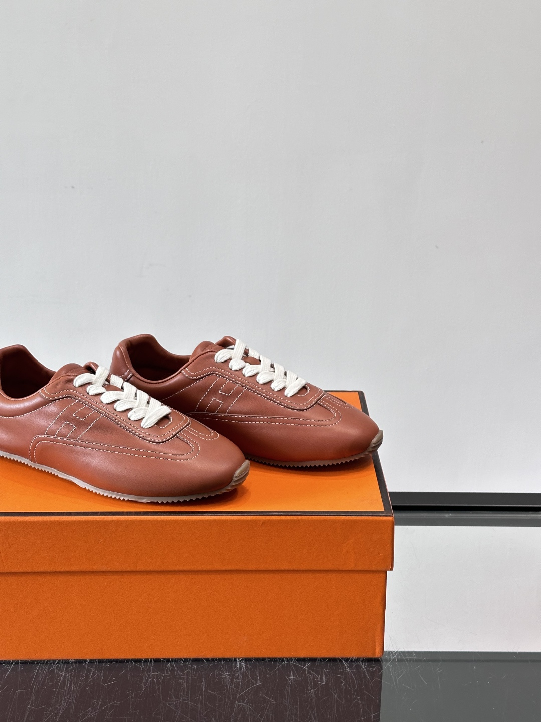 Hermès Master德训鞋，采用柔软小羊皮，质感细腻，穿着超舒适！鞋型修长，线条简约，侧面缝线超有