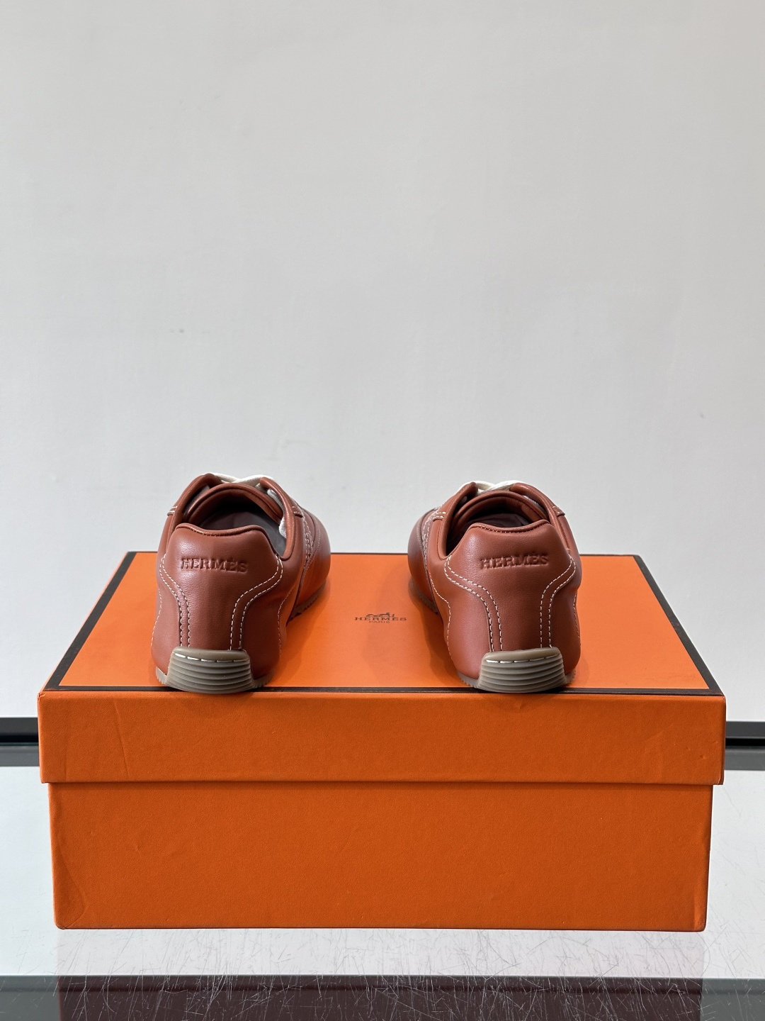 Hermès Master德训鞋，采用柔软小羊皮，质感细腻，穿着超舒适！鞋型修长，线条简约，侧面缝线超有