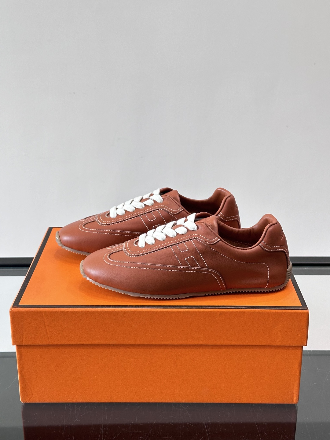 Hermès Master德训鞋，采用柔软小羊皮，质感细腻，穿着超舒适！鞋型修长，线条简约，侧面缝线超有