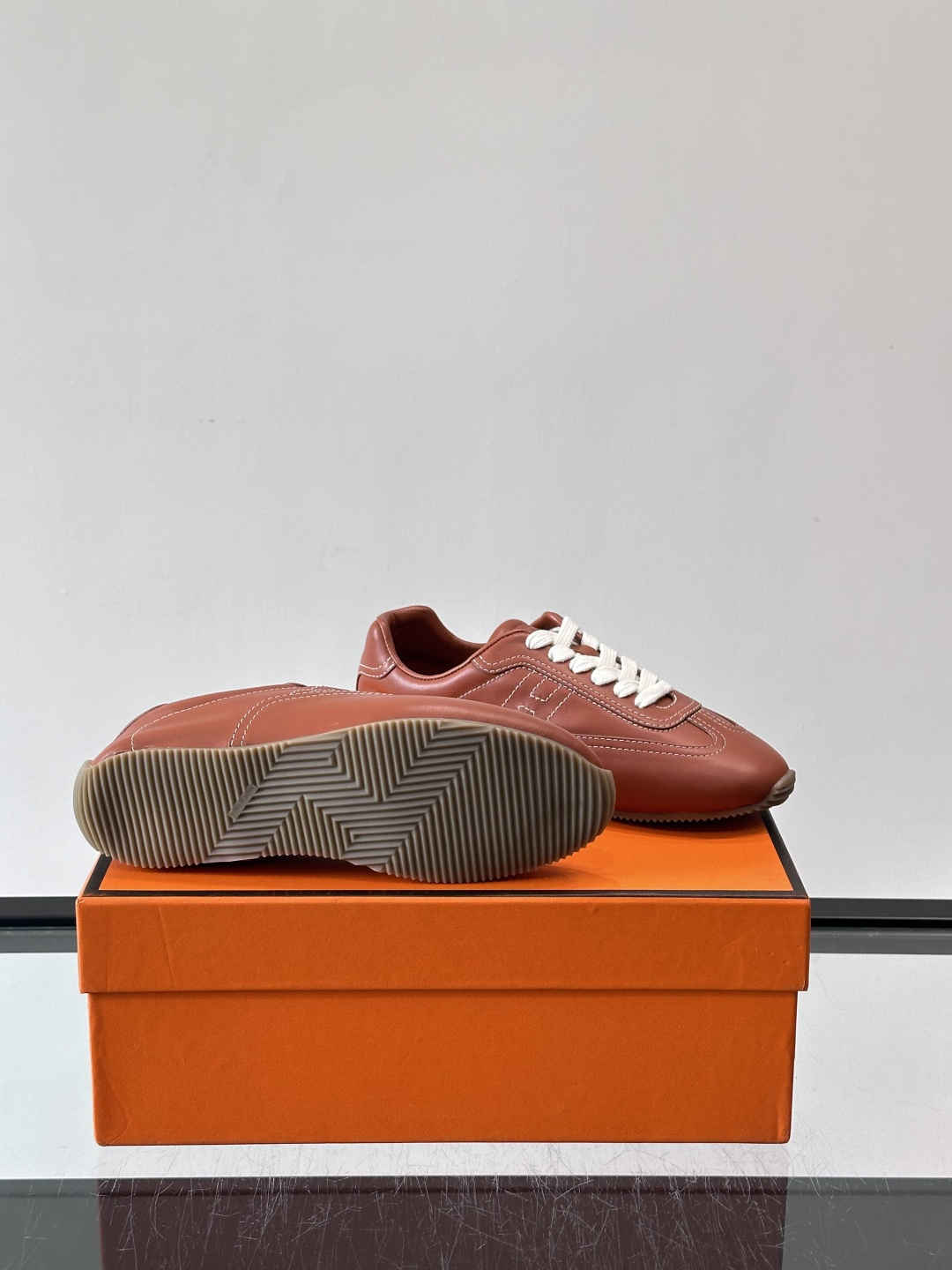 Hermès Master德训鞋，采用柔软小羊皮，质感细腻，穿着超舒适！鞋型修长，线条简约，侧面缝线超有