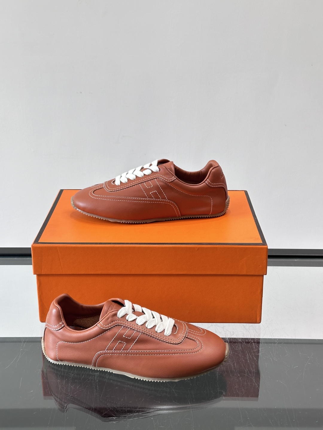 Hermès Master德训鞋，采用柔软小羊皮，质感细腻，穿着超舒适！鞋型修长，线条简约，侧面缝线超有