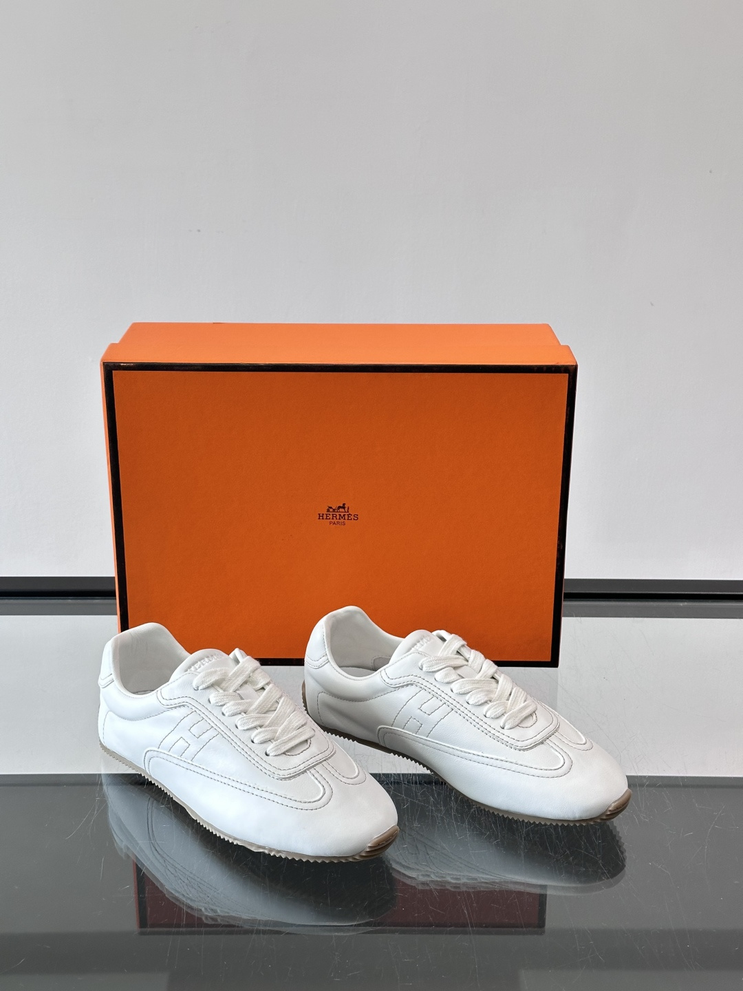 Hermès Master德训鞋，采用柔软小羊皮，质感细腻，穿着超舒适！鞋型修长，线条简约，侧面缝线超有