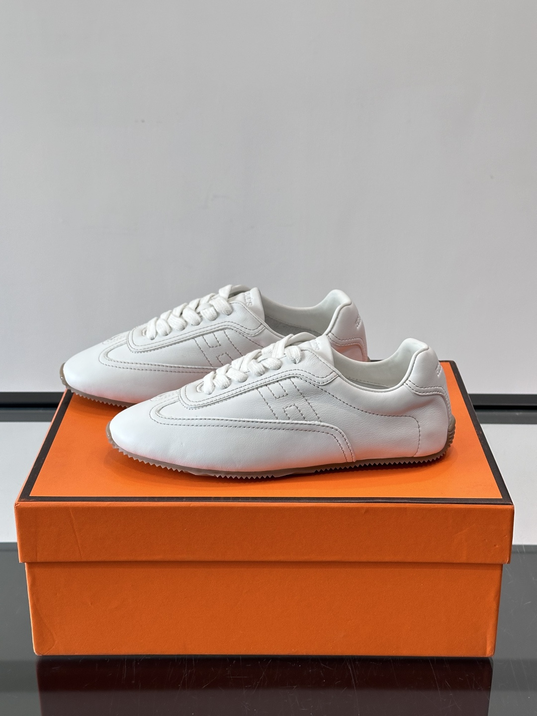 Hermès Master德训鞋，采用柔软小羊皮，质感细腻，穿着超舒适！鞋型修长，线条简约，侧面缝线超有